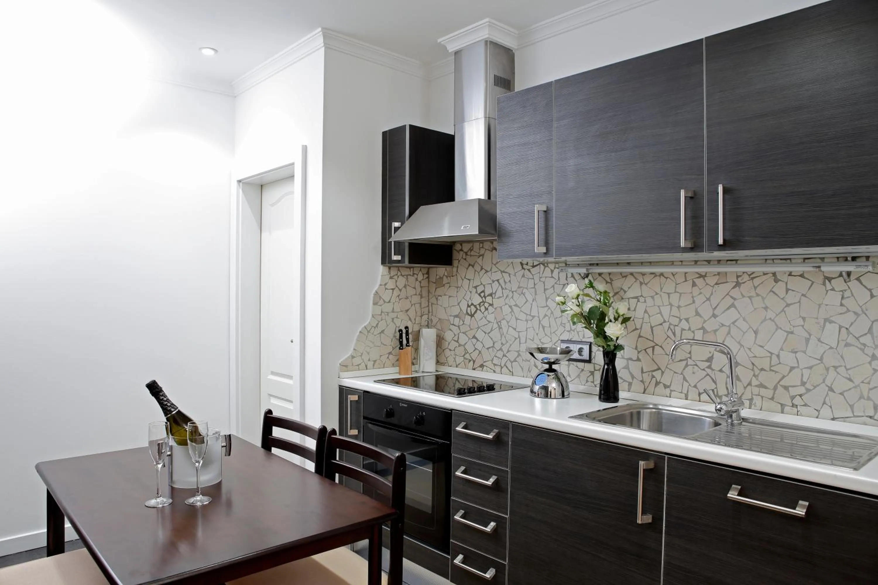 Kitchen or kitchenette in The Queen Luxury Apartments - Villa Cortina