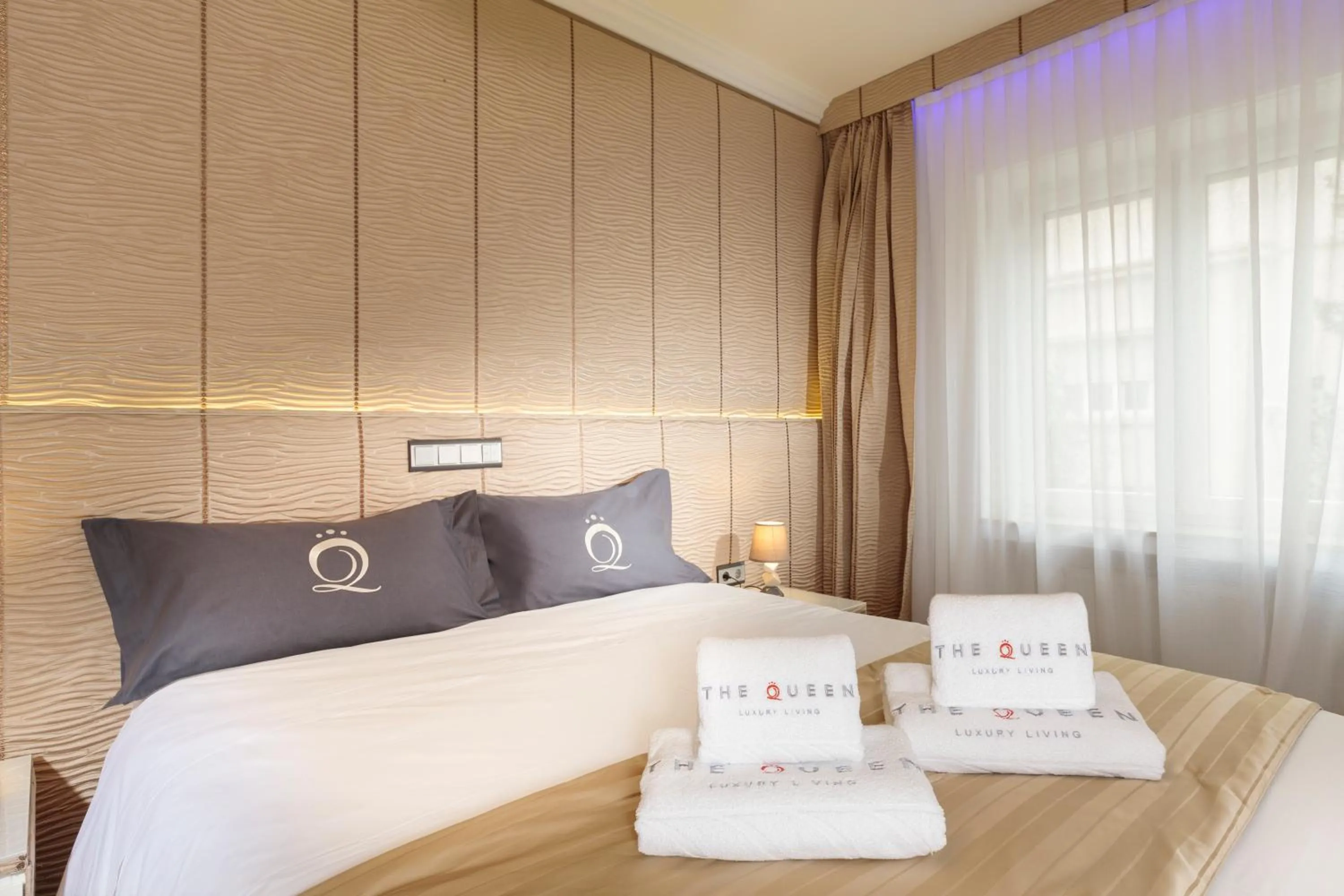 Bedroom, Bed in The Queen Luxury Apartments - Villa Cortina