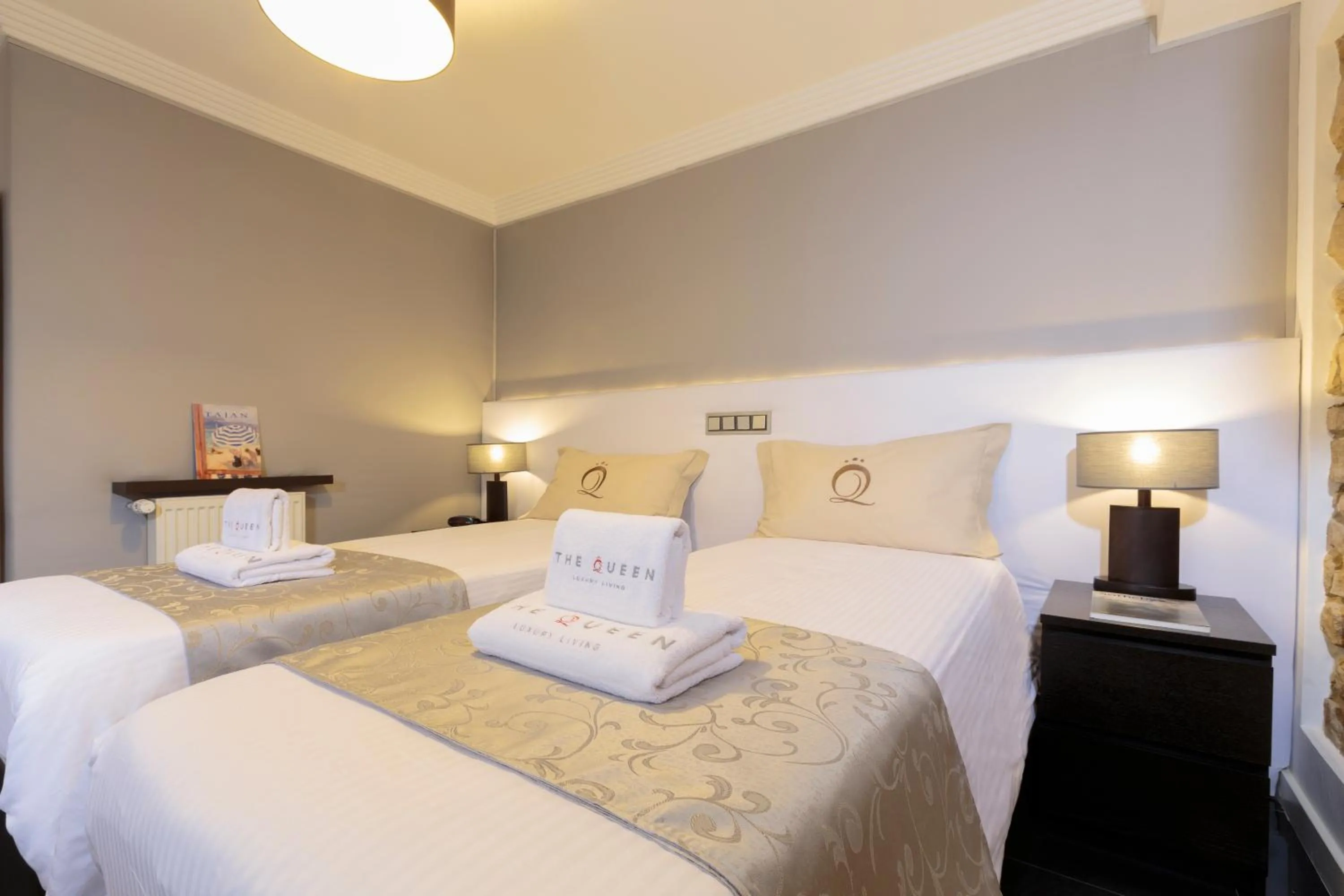 Photo of the whole room, Bed in The Queen Luxury Apartments - Villa Cortina
