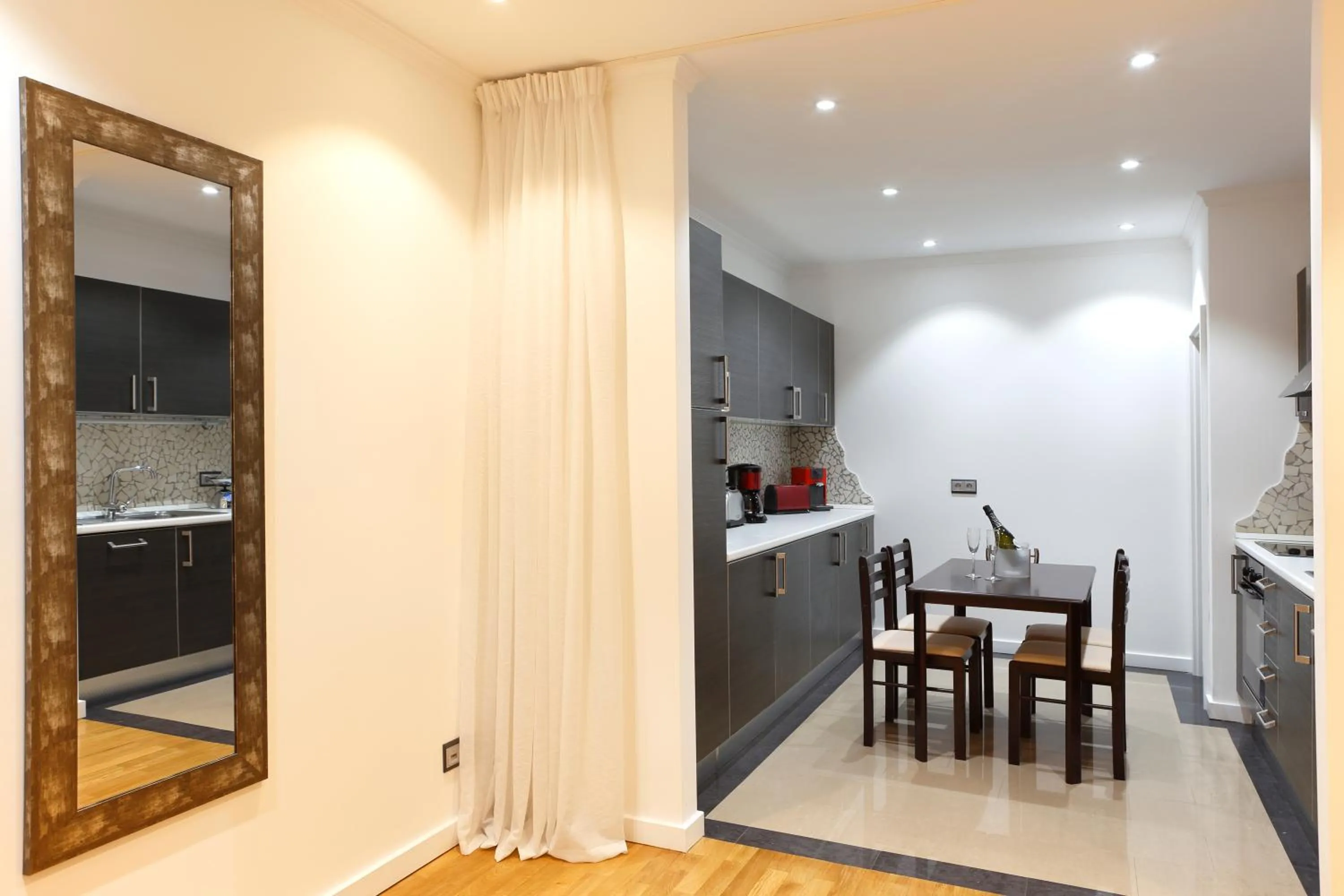 Kitchen or kitchenette in The Queen Luxury Apartments - Villa Cortina