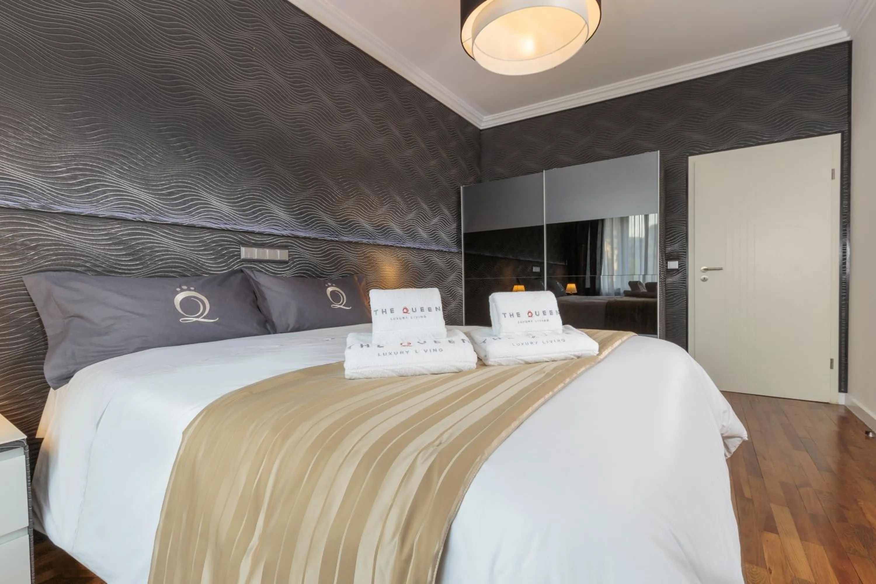 Bedroom, Bed in The Queen Luxury Apartments - Villa Cortina