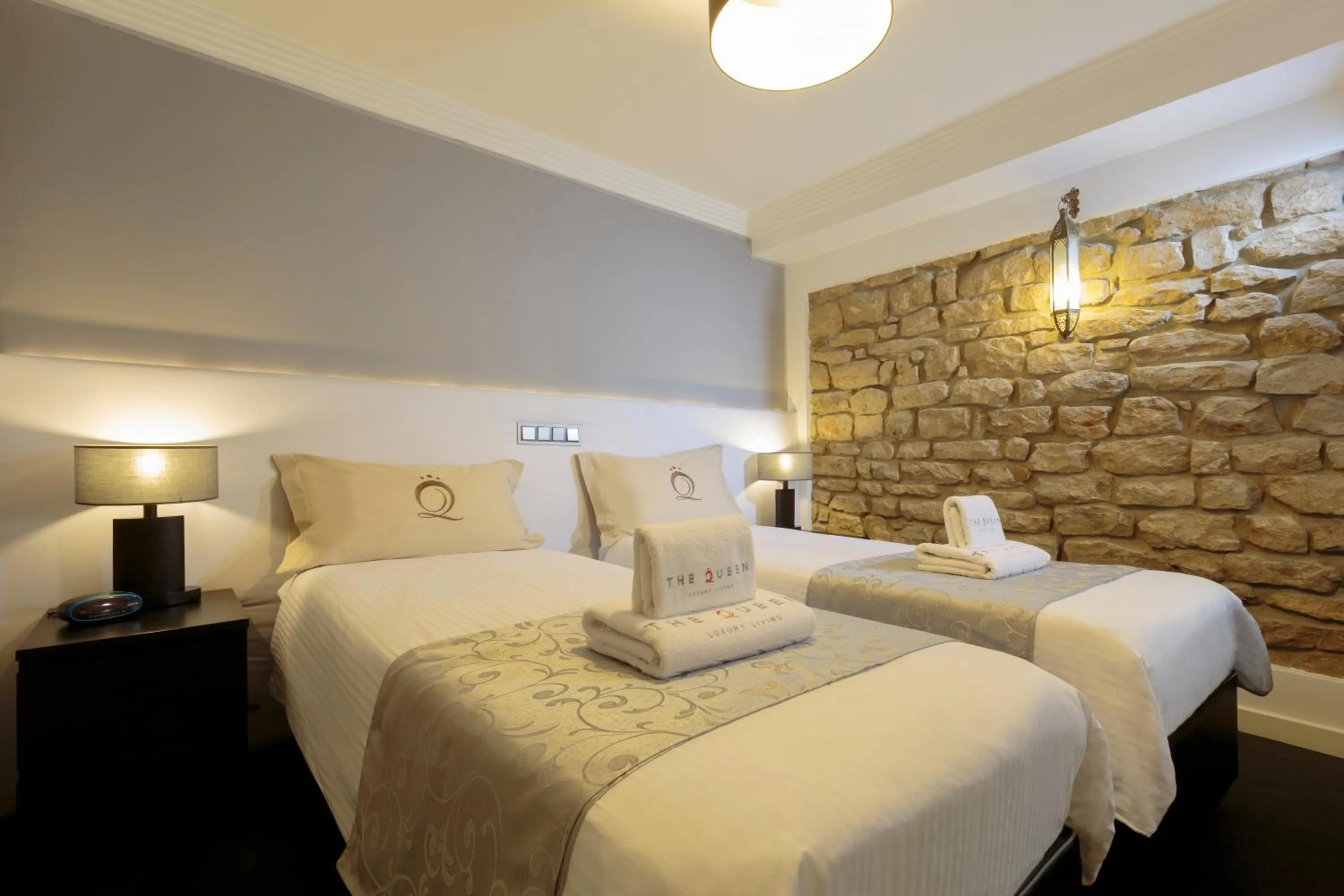 Bedroom, Bed in The Queen Luxury Apartments - Villa Cortina