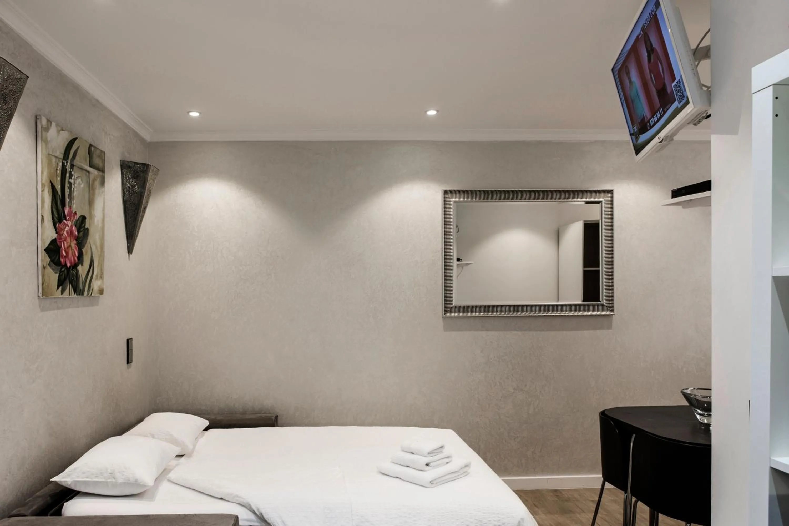 Bedroom, Bed in The Queen Luxury Apartments - Villa Cortina