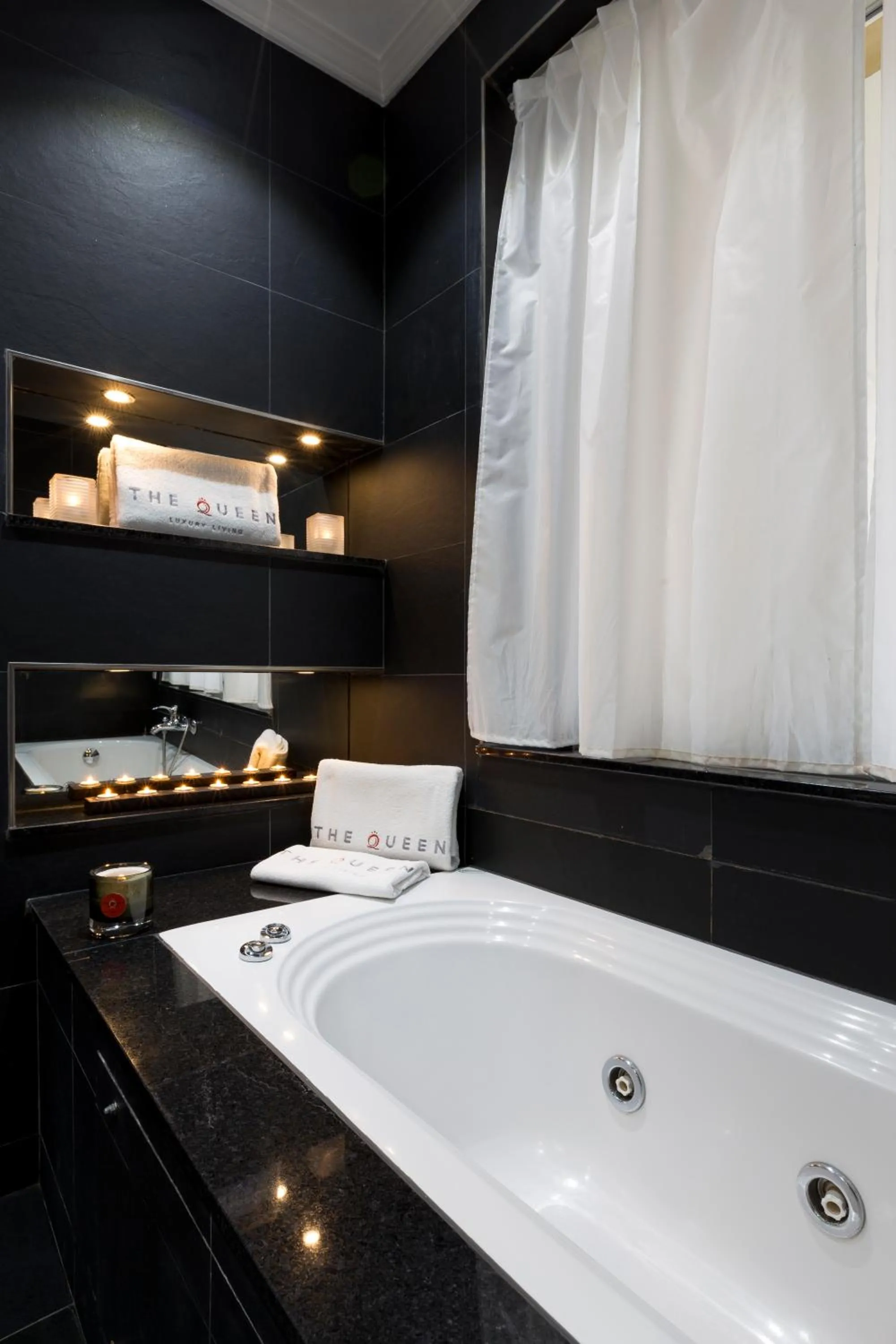 Bathroom, Bed in The Queen Luxury Apartments - Villa Cortina
