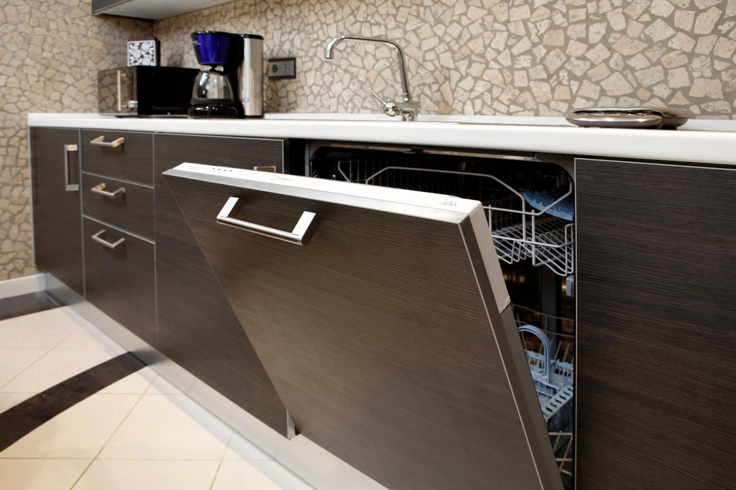 Kitchen or kitchenette in The Queen Luxury Apartments - Villa Cortina