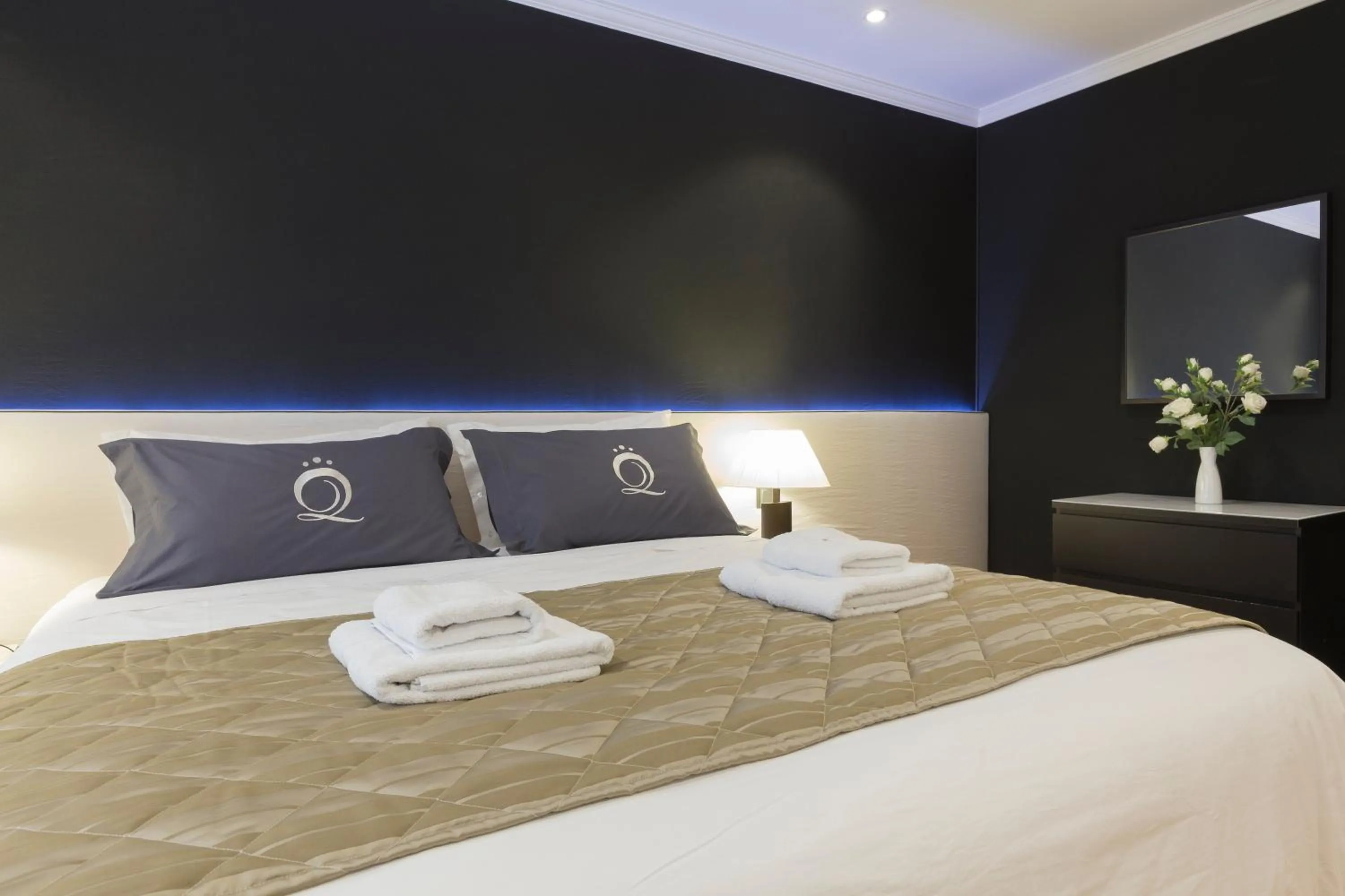 Bed in The Queen Luxury Apartments - Villa Cortina