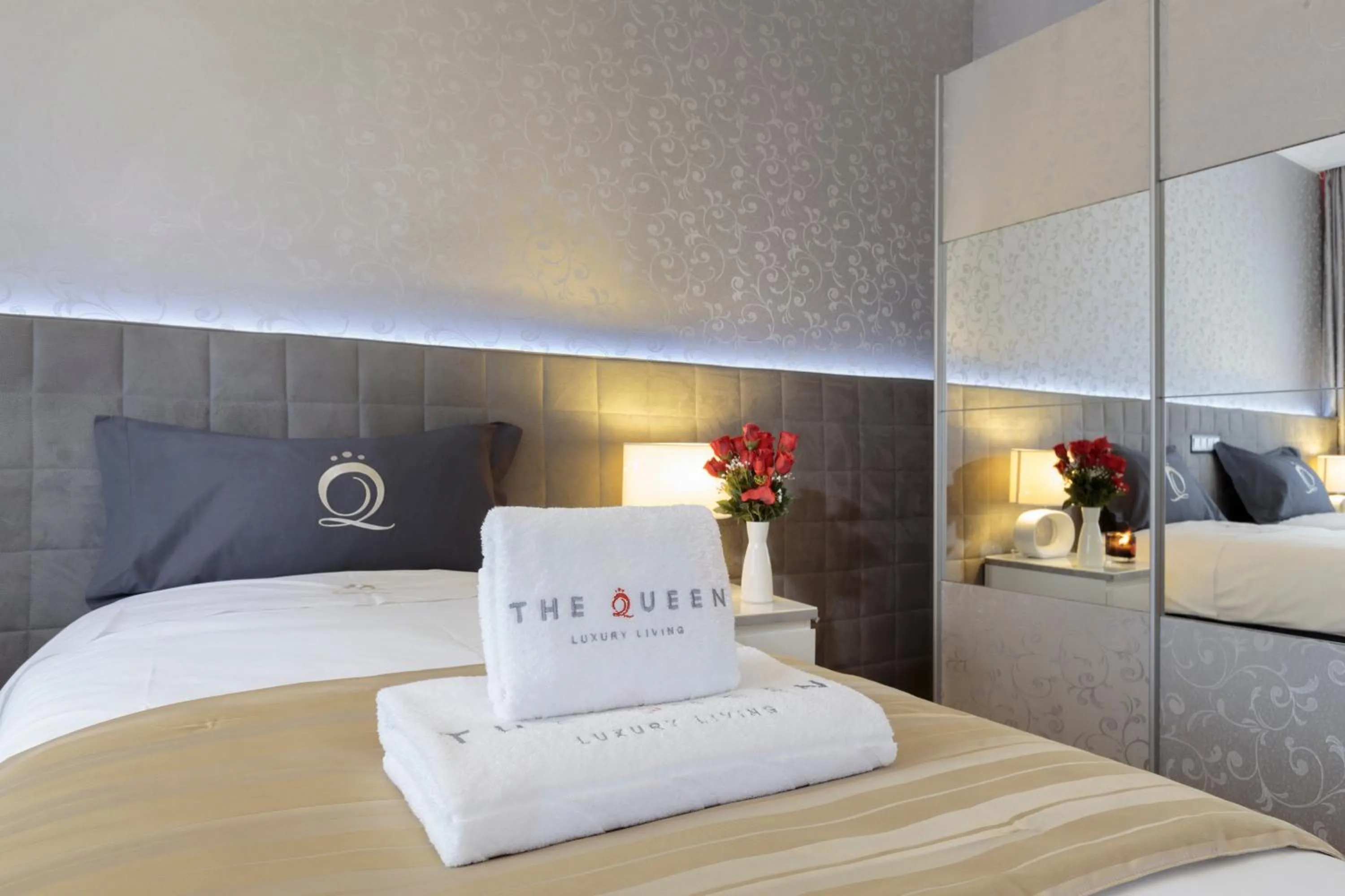 Bedroom, Bed in The Queen Luxury Apartments - Villa Cortina