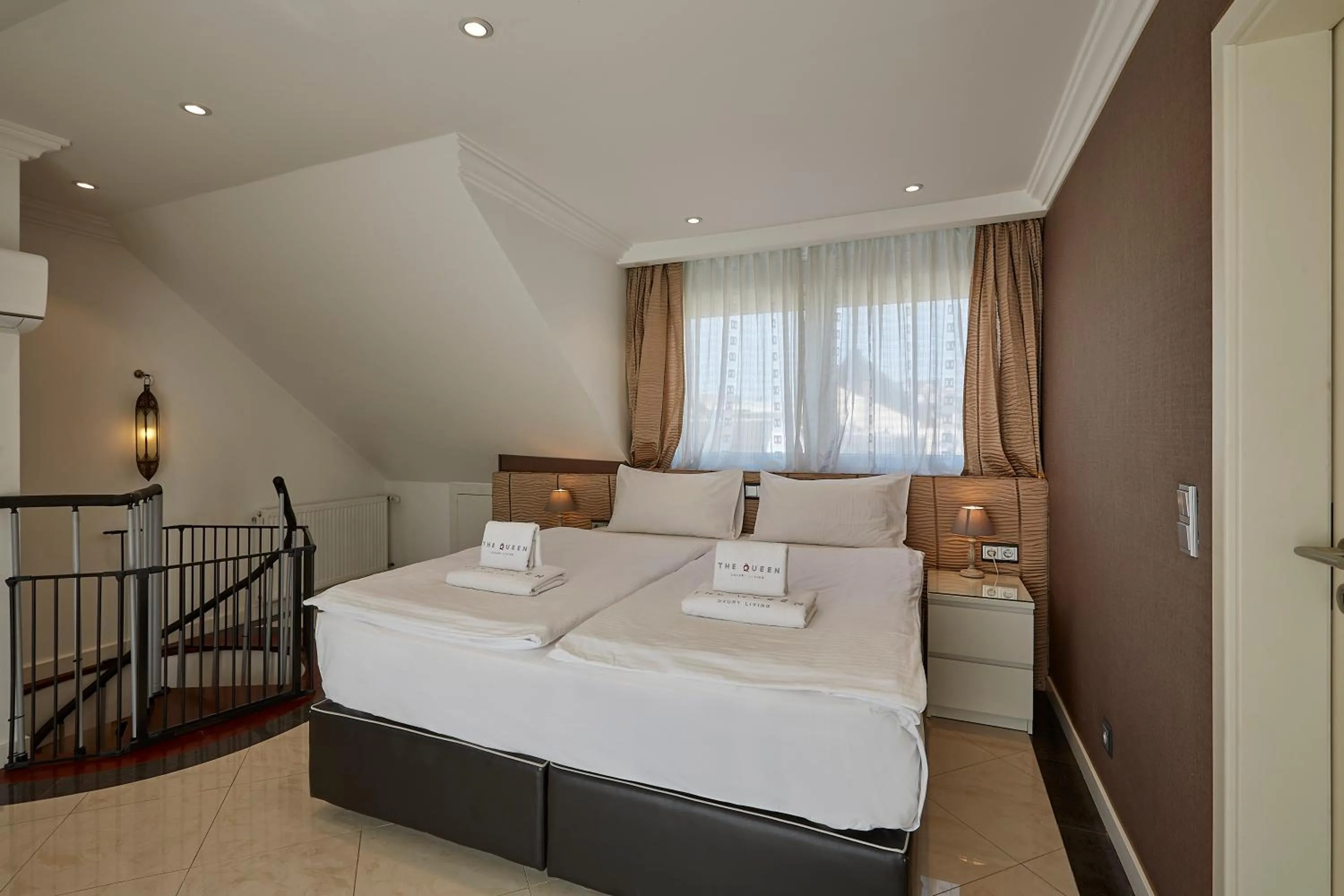 Bedroom, Bed in The Queen Luxury Apartments - Villa Cortina