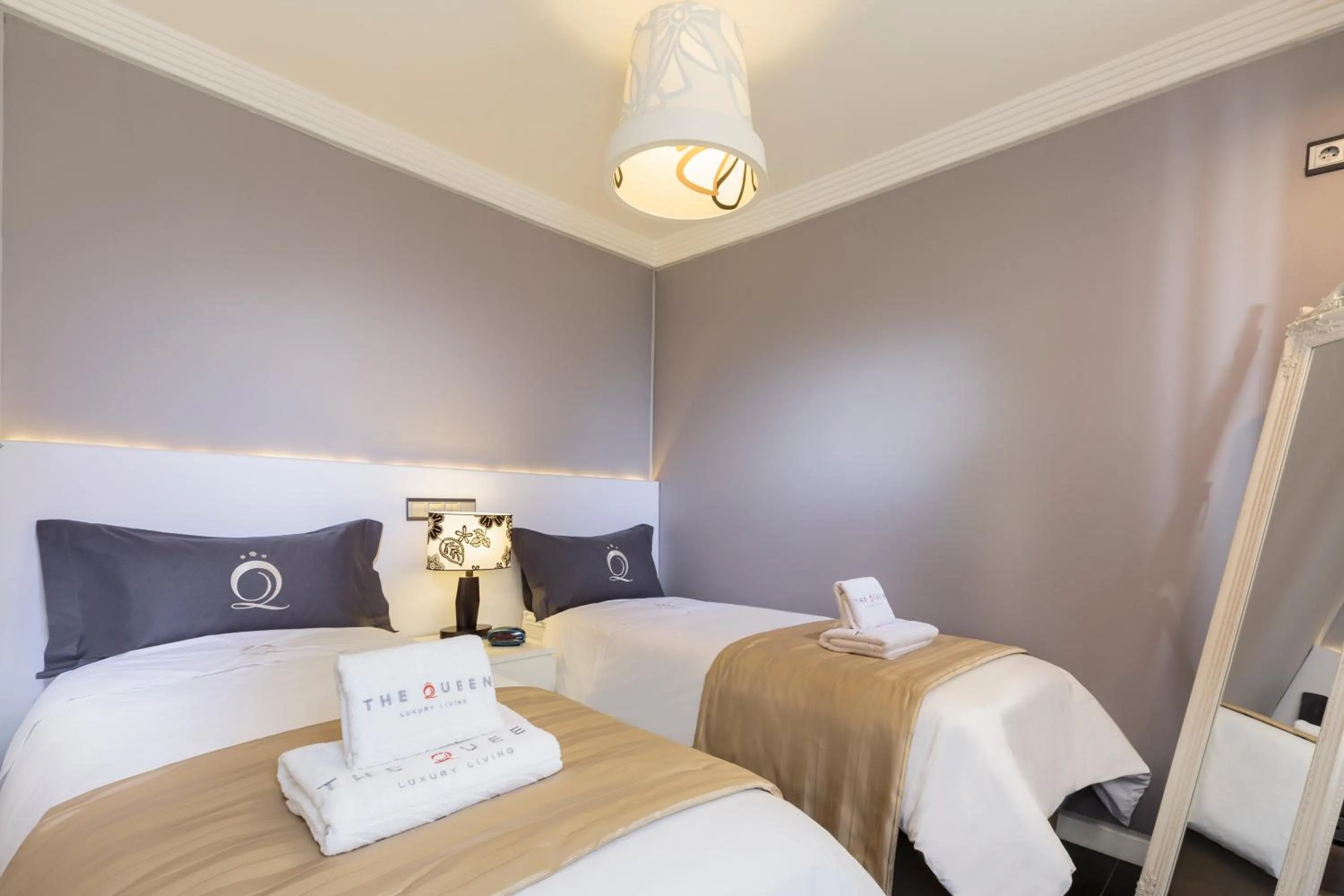 Bedroom, Bed in The Queen Luxury Apartments - Villa Cortina