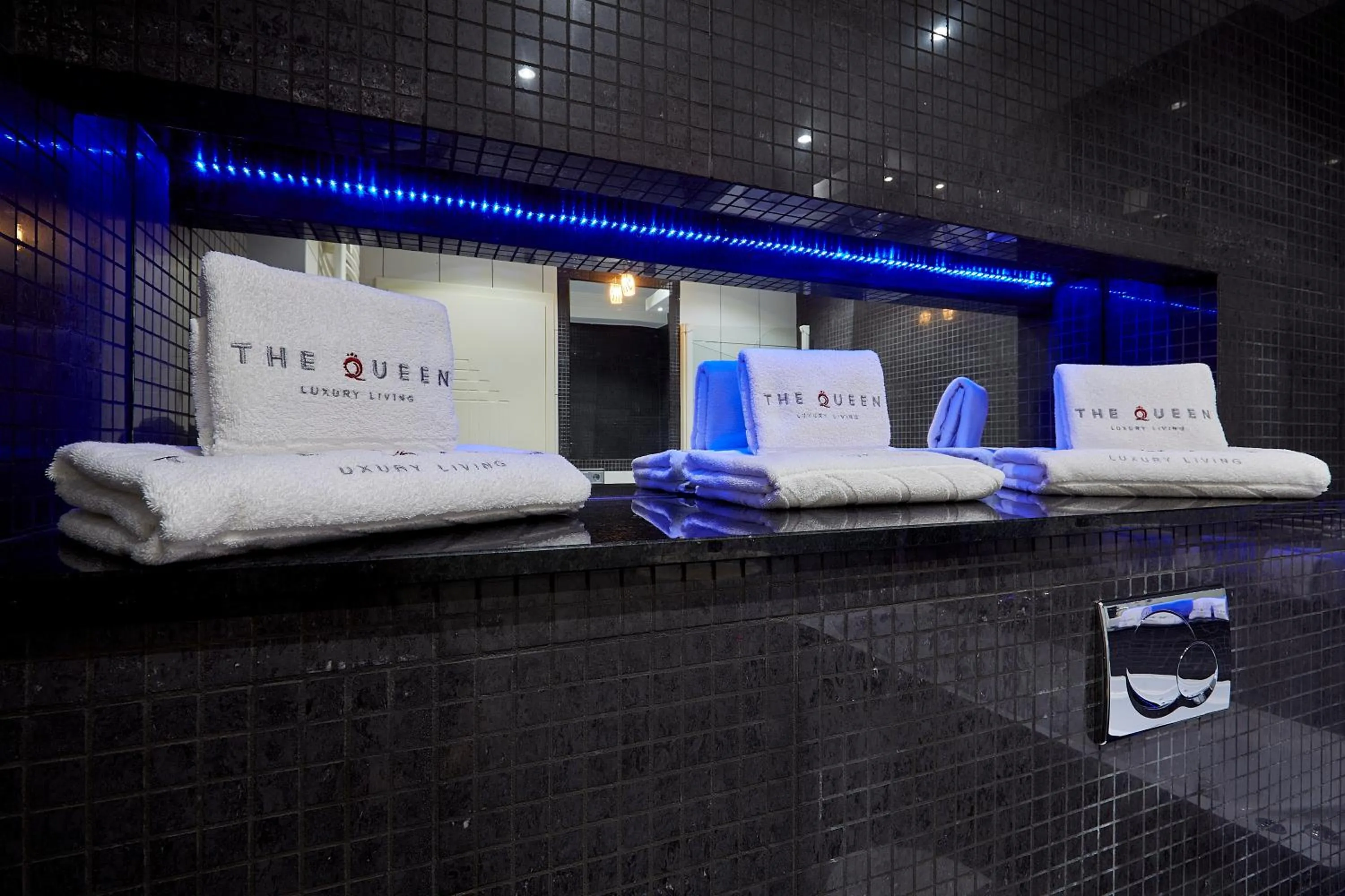 towels in The Queen Luxury Apartments - Villa Cortina