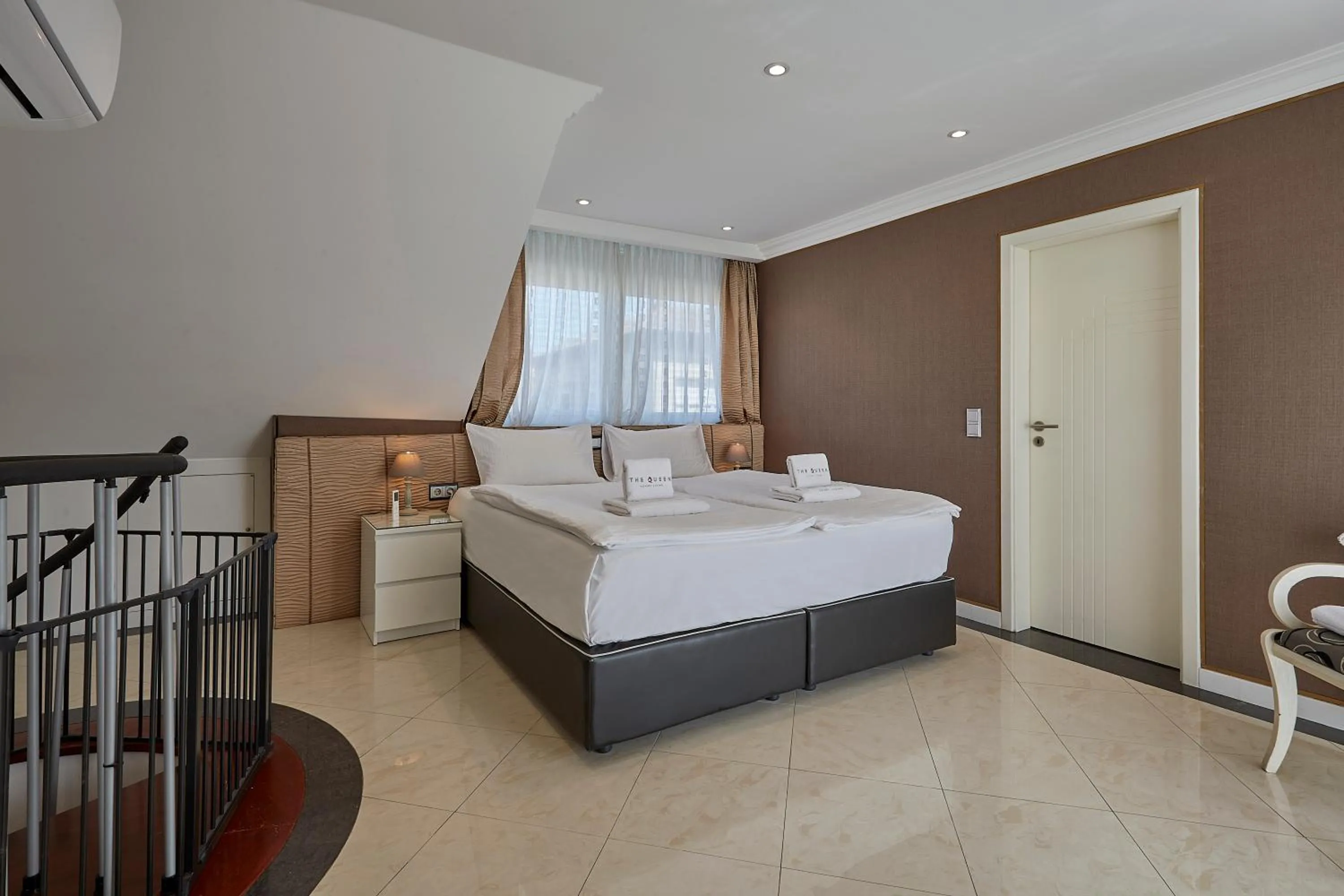 Bedroom, Bed in The Queen Luxury Apartments - Villa Cortina