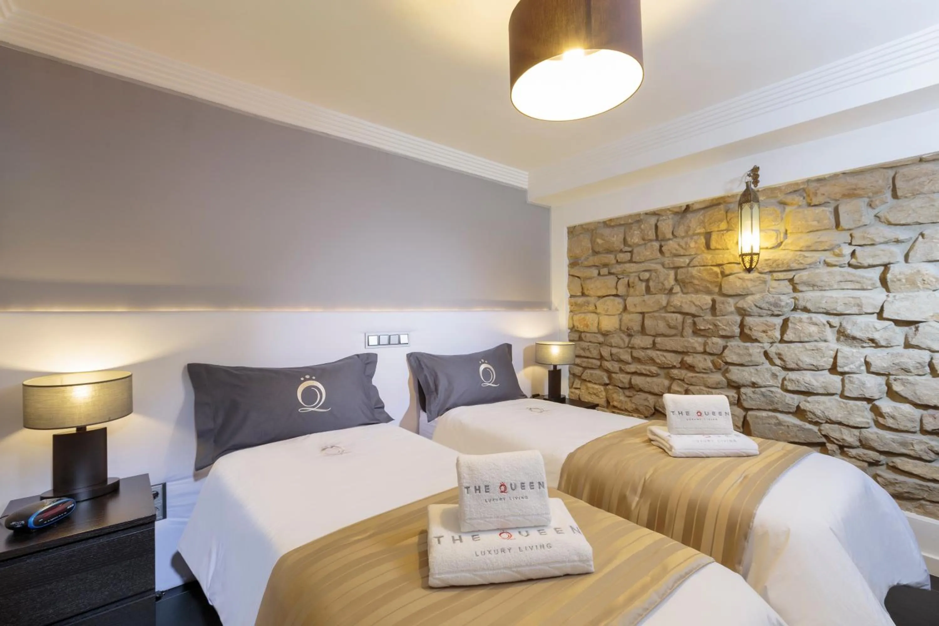 Bedroom, Bed in The Queen Luxury Apartments - Villa Cortina