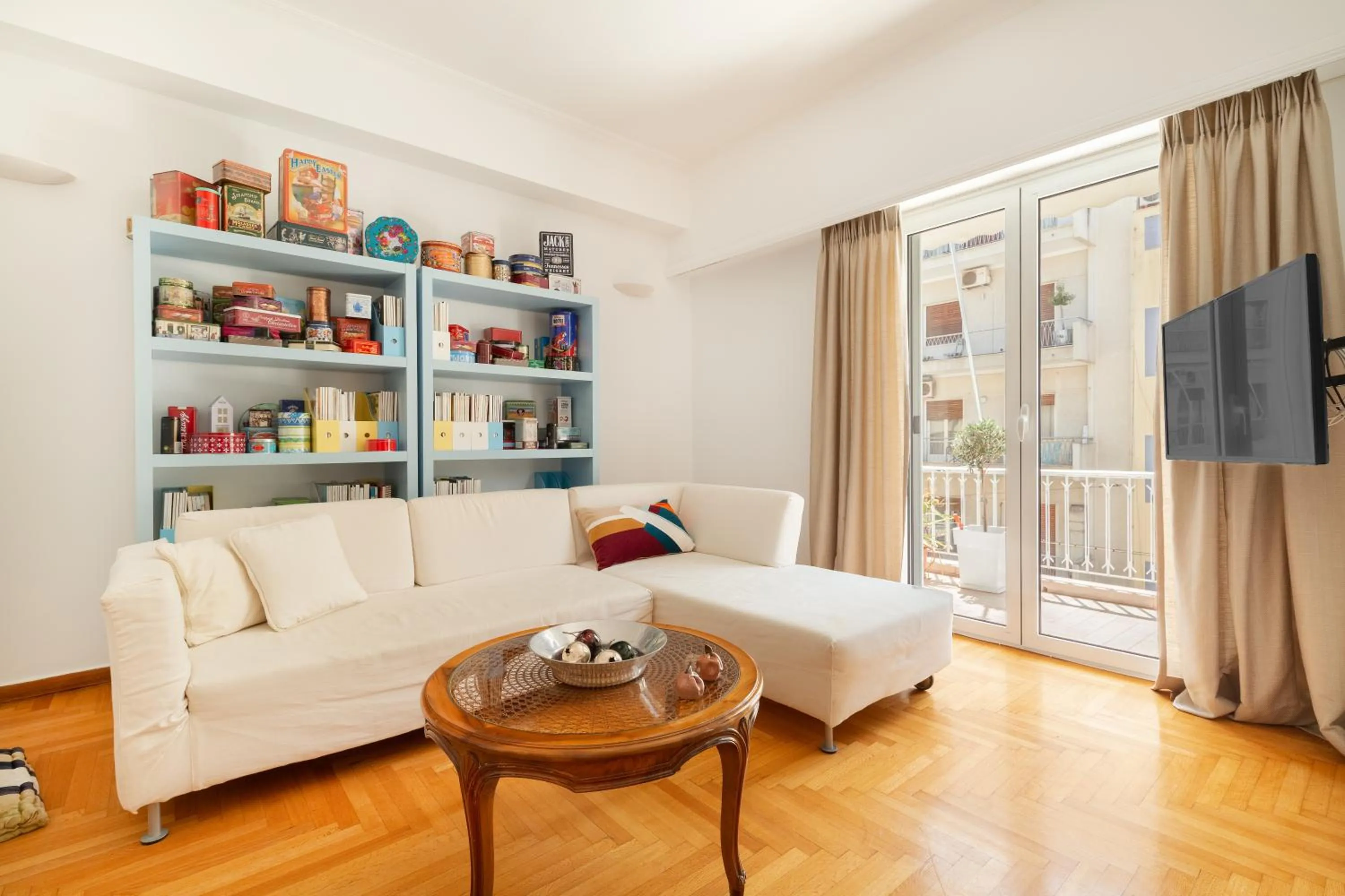 Living room in Vibrant in Pangrati by Athenian Homes