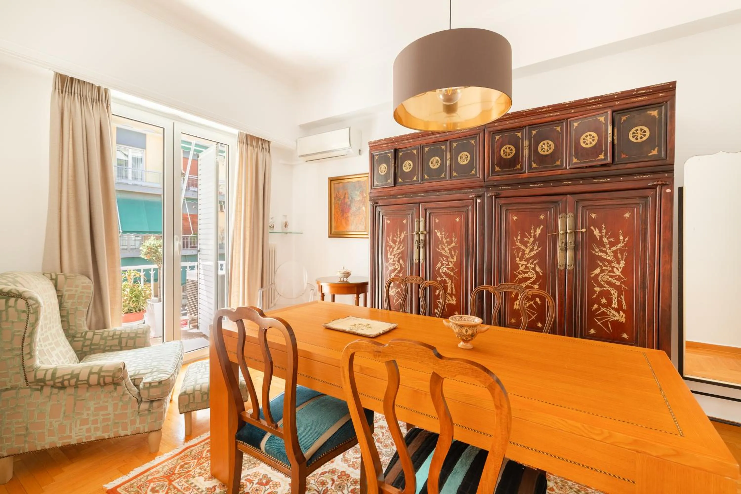Dining area in Vibrant in Pangrati by Athenian Homes