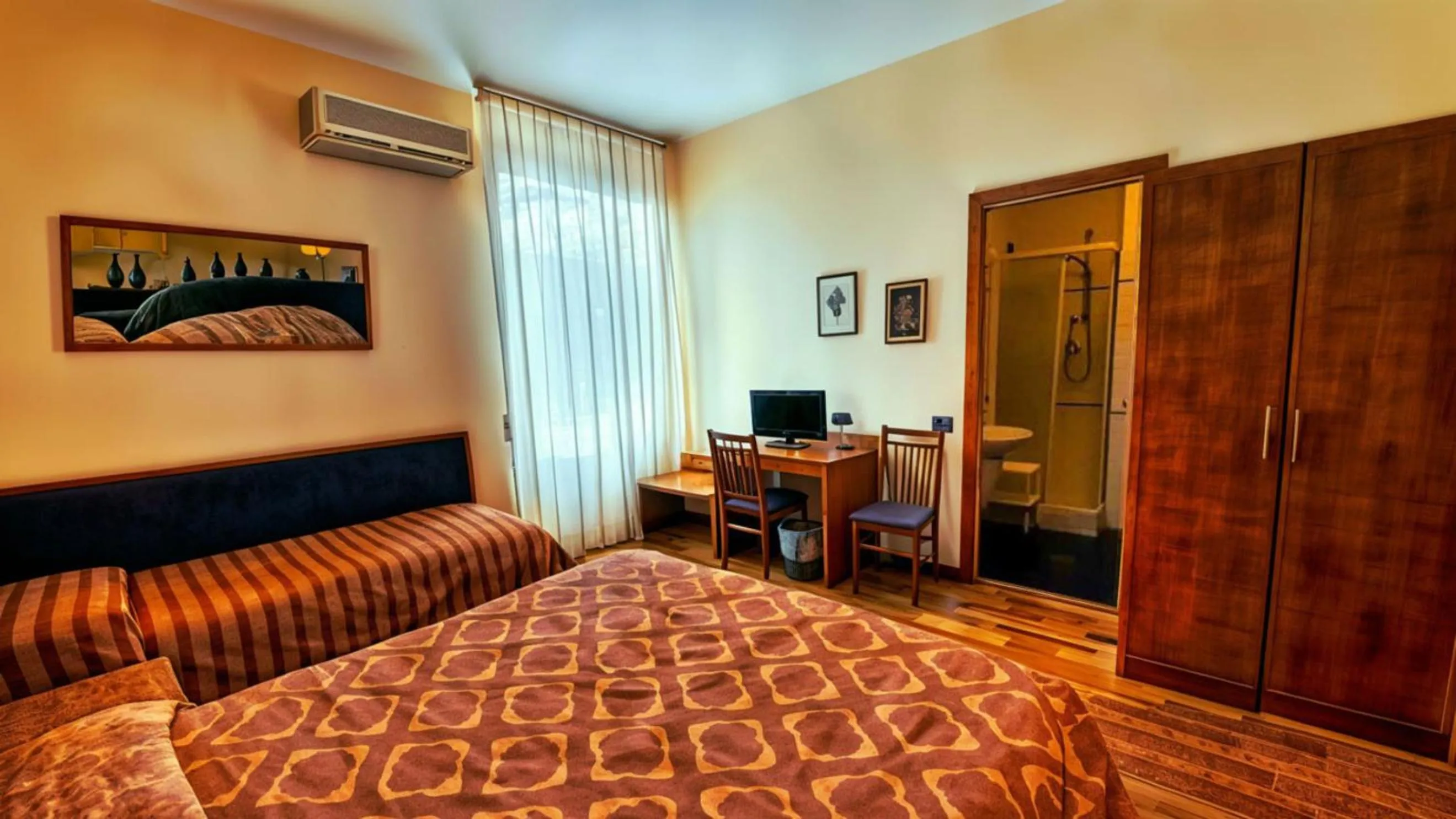 View (from property/room), Bed in Hotel Nazionale