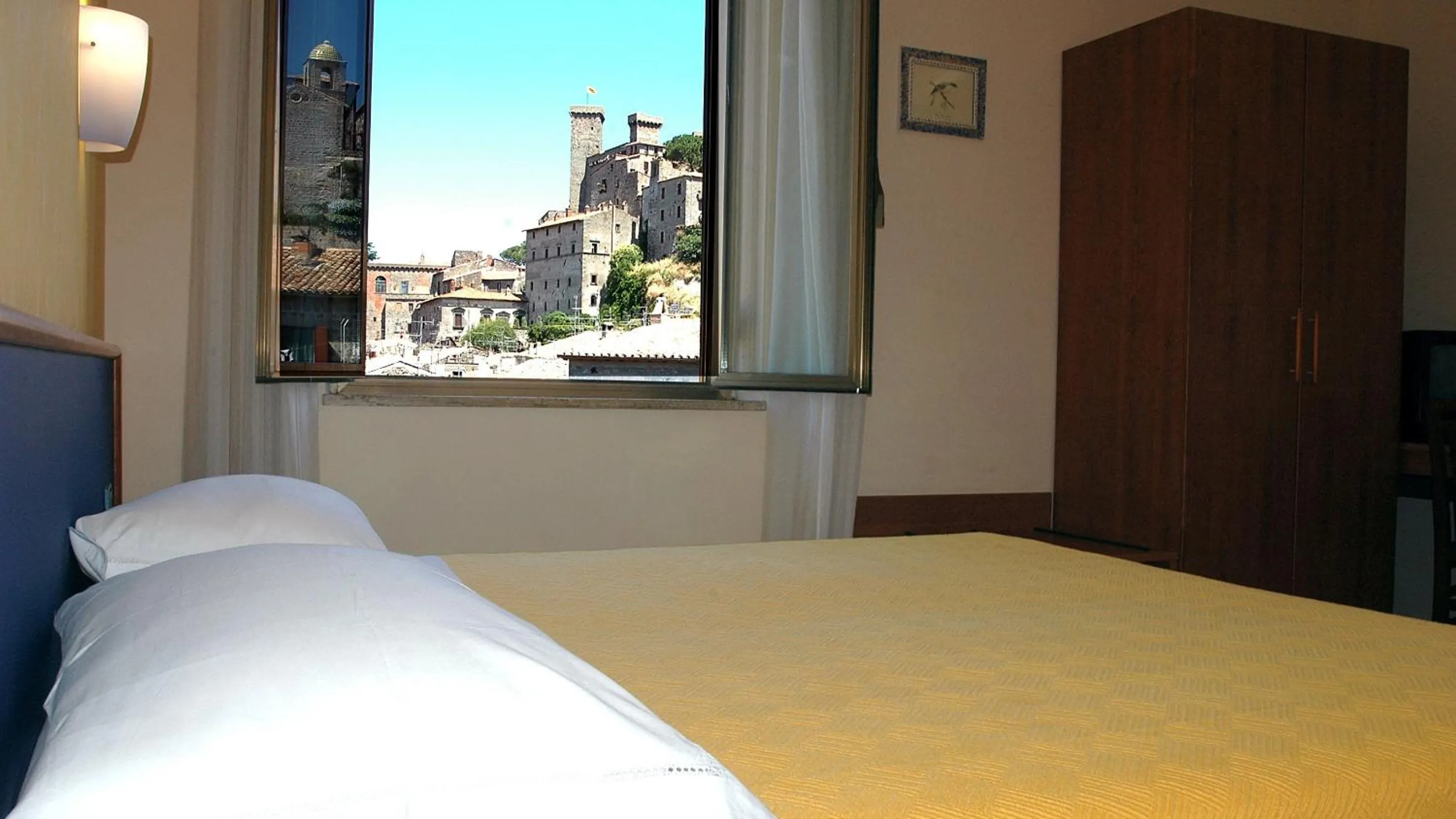 Neighbourhood, Bed in Hotel Nazionale