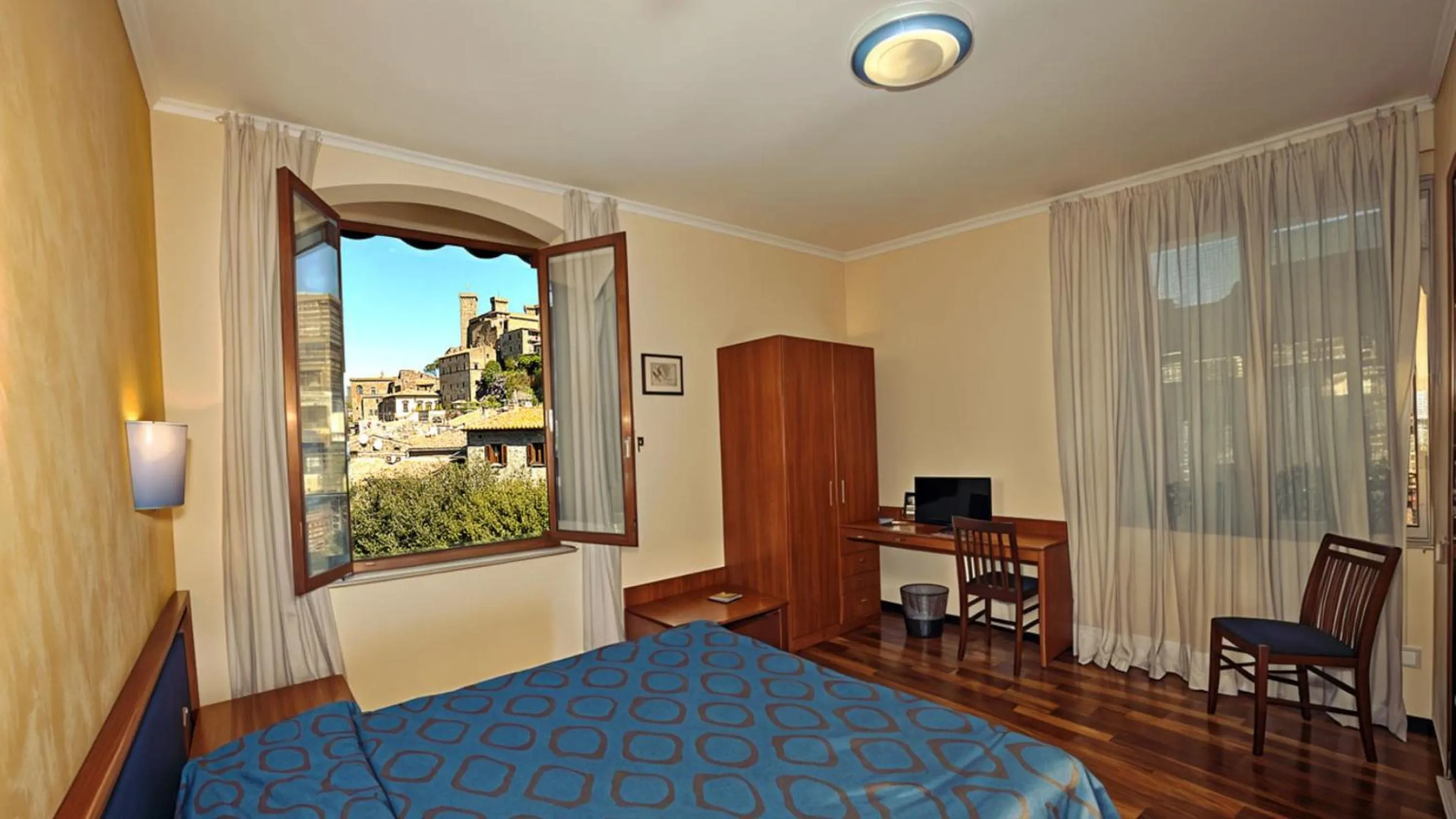 Neighbourhood, Bed in Hotel Nazionale