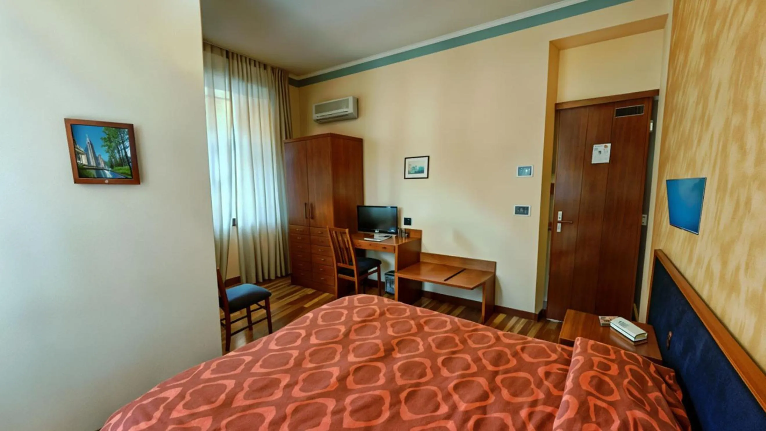 View (from property/room), Bed in Hotel Nazionale