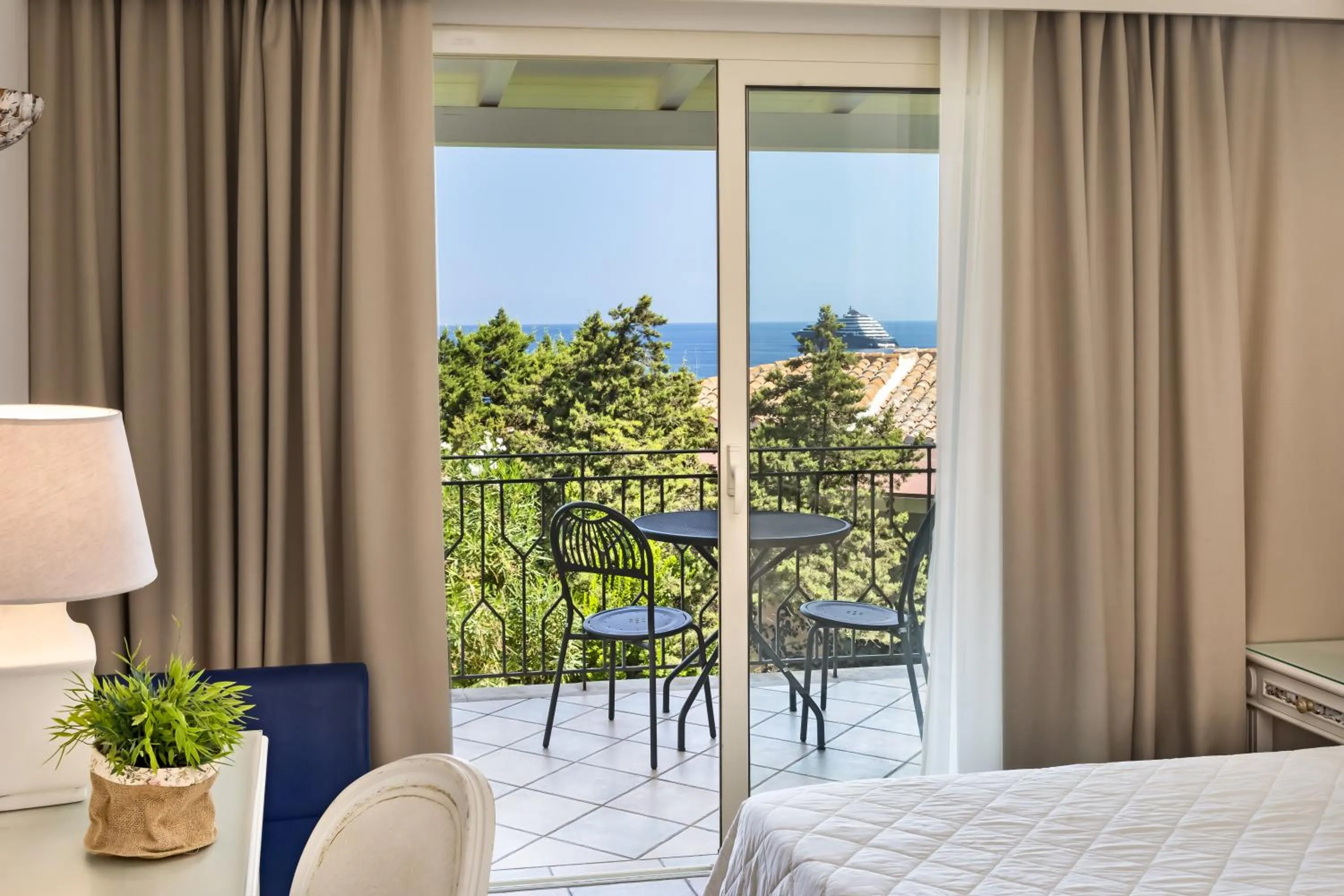 Balcony/Terrace, Bed in Grand Hotel In Porto Cervo