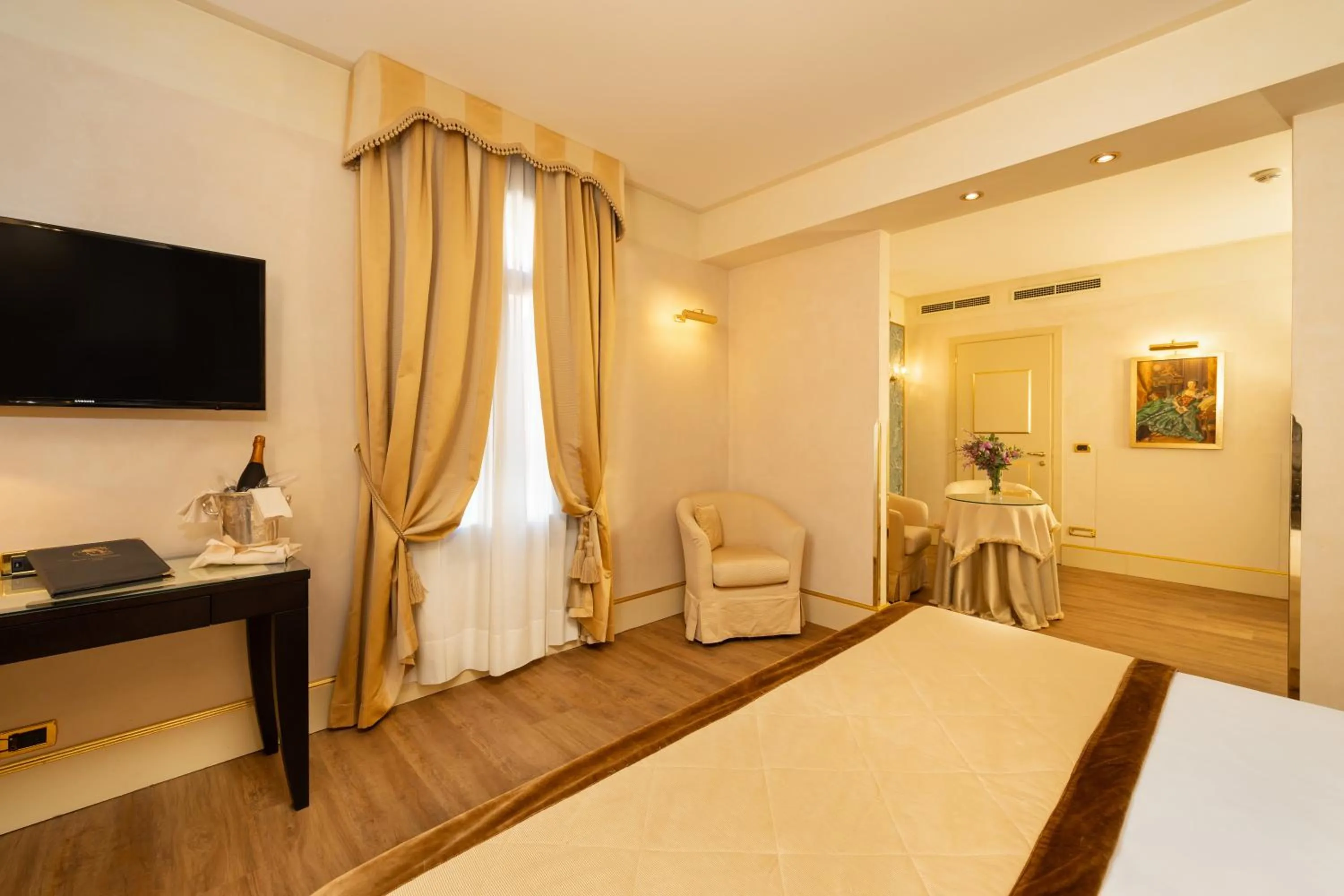 Bedroom, Bed in Hotel A La Commedia