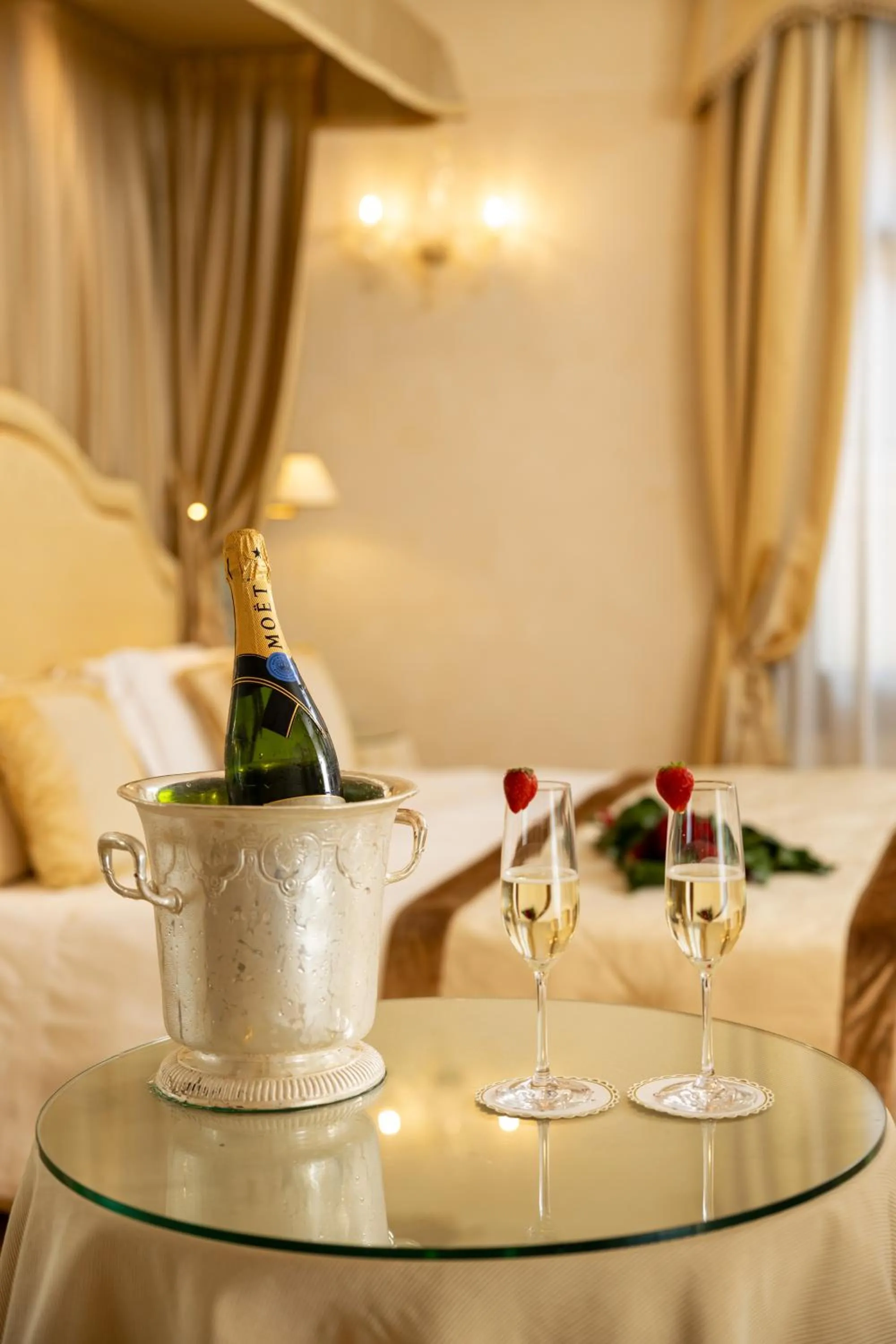 Bedroom, Bed in Hotel A La Commedia