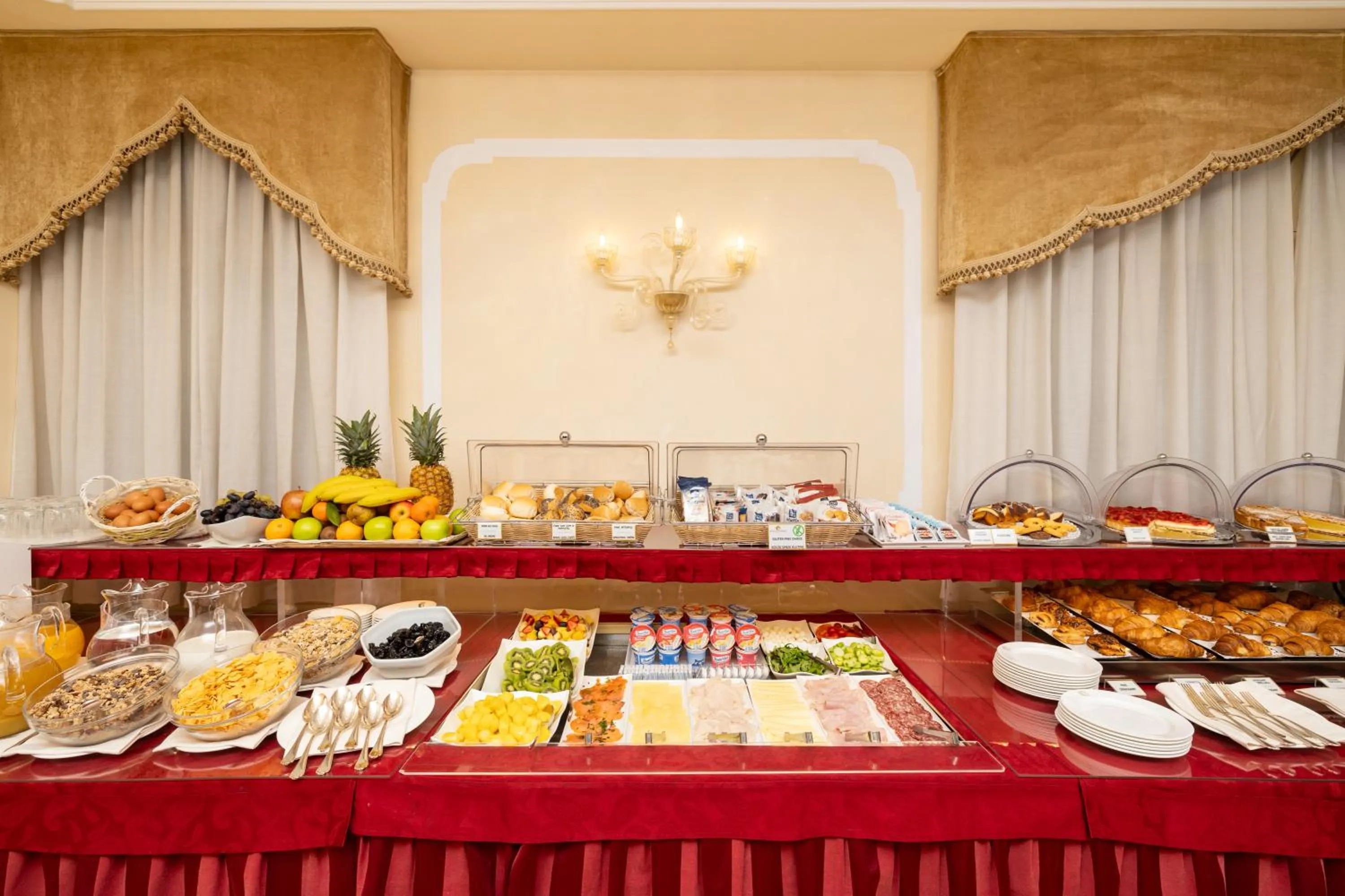 Food and drinks in Hotel A La Commedia