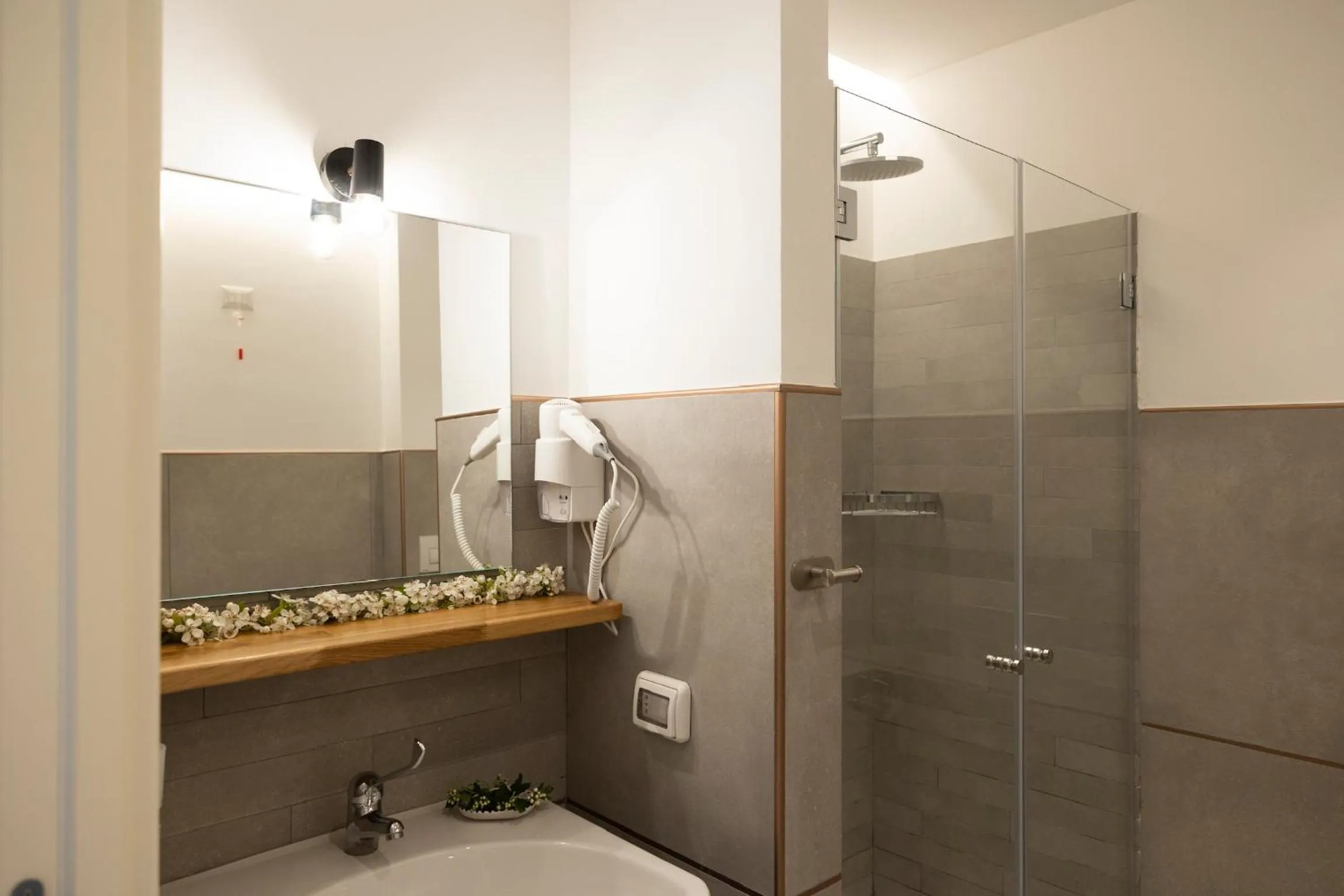 Shower in La Corte del Sole