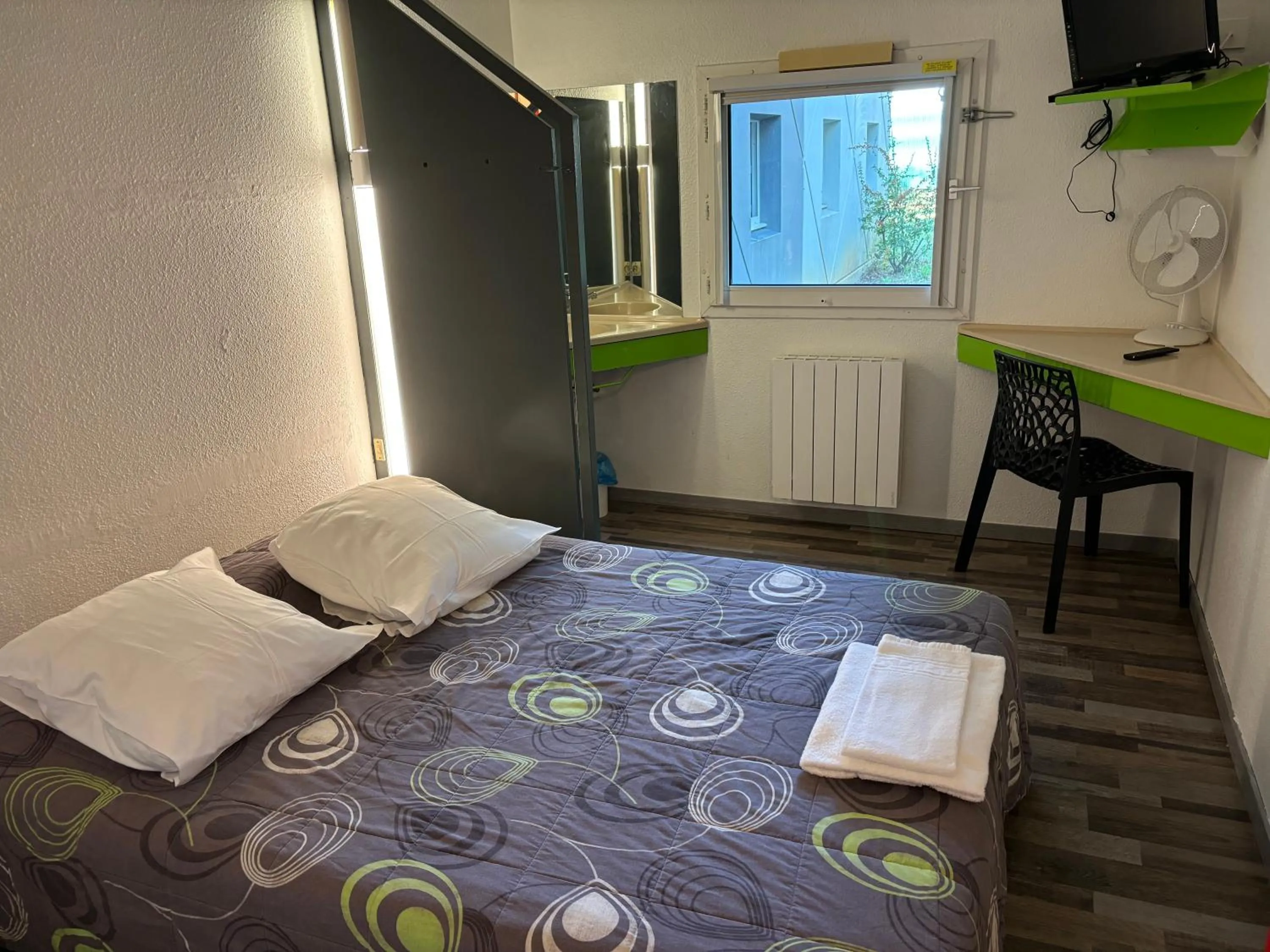 Bed in HOTEL PARIS VALENCE