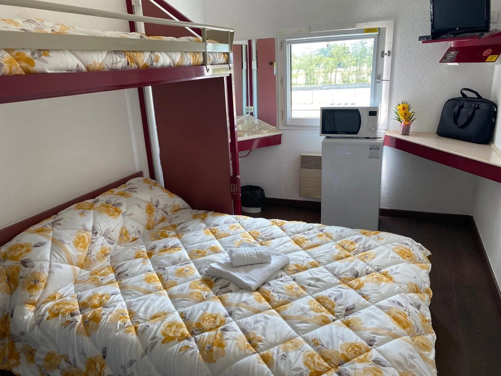 Bed in HOTEL PARIS VALENCE