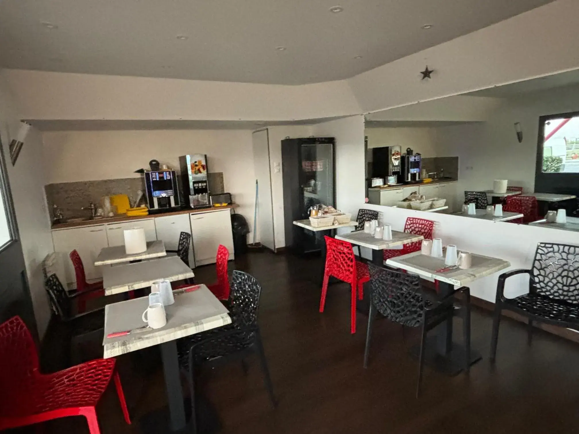 Lobby or reception in HOTEL PARIS VALENCE Lobby or reception in HOTEL PARIS VALENCE