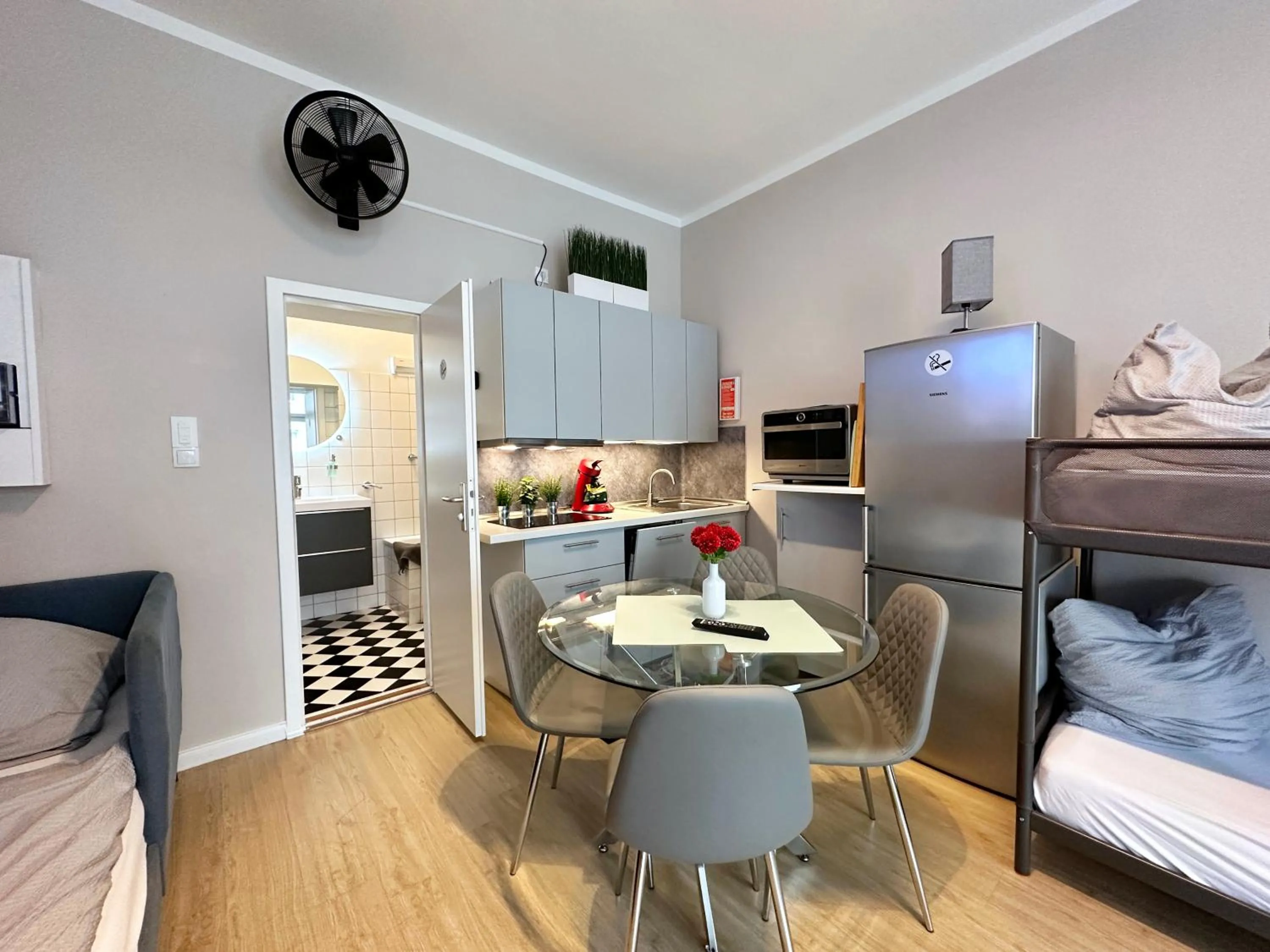 Bathroom, Bed in fairAPART Studio-Apartment nähe klein Venedig