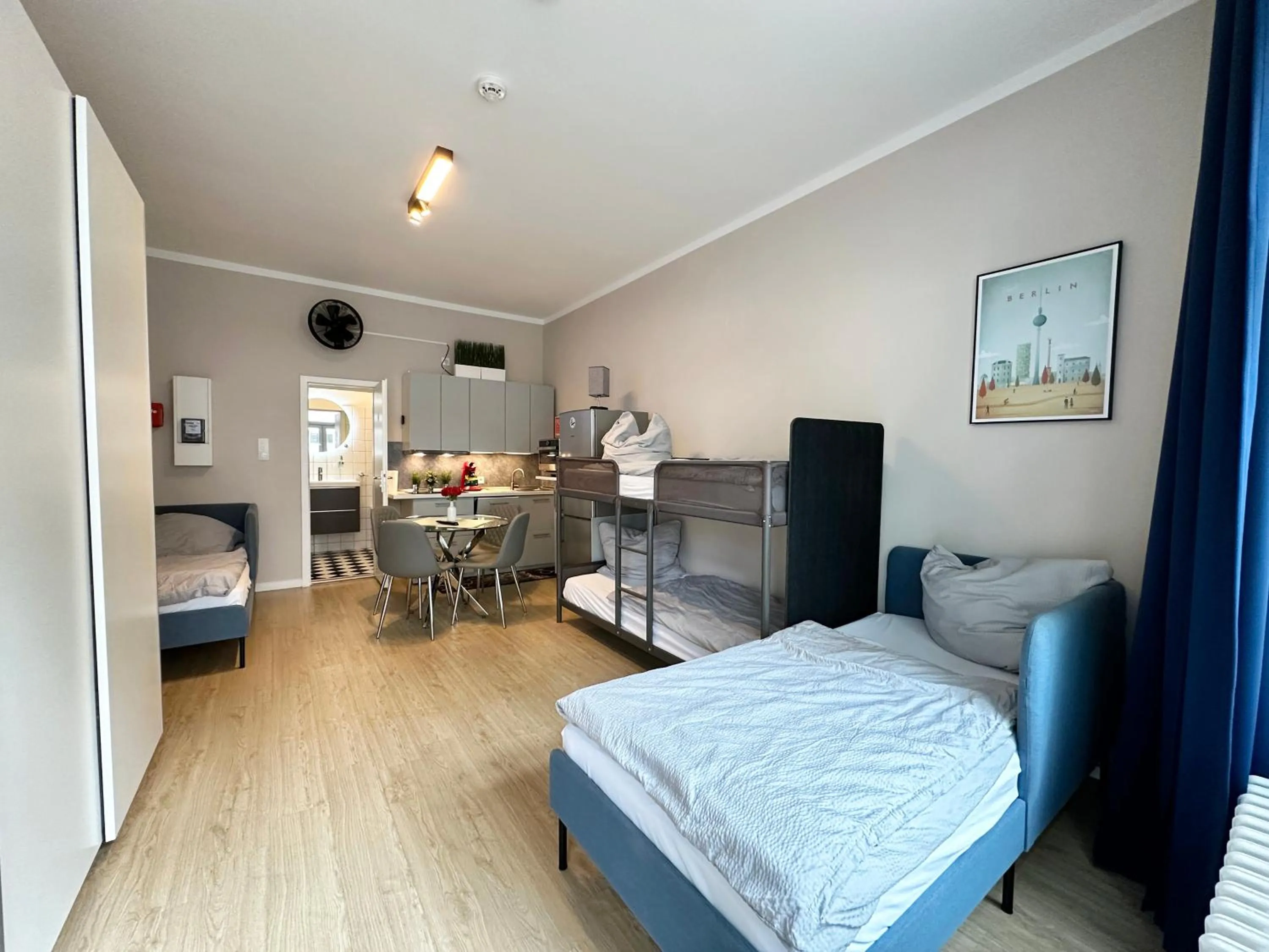 Bathroom, Bed in fairAPART Studio-Apartment nähe klein Venedig