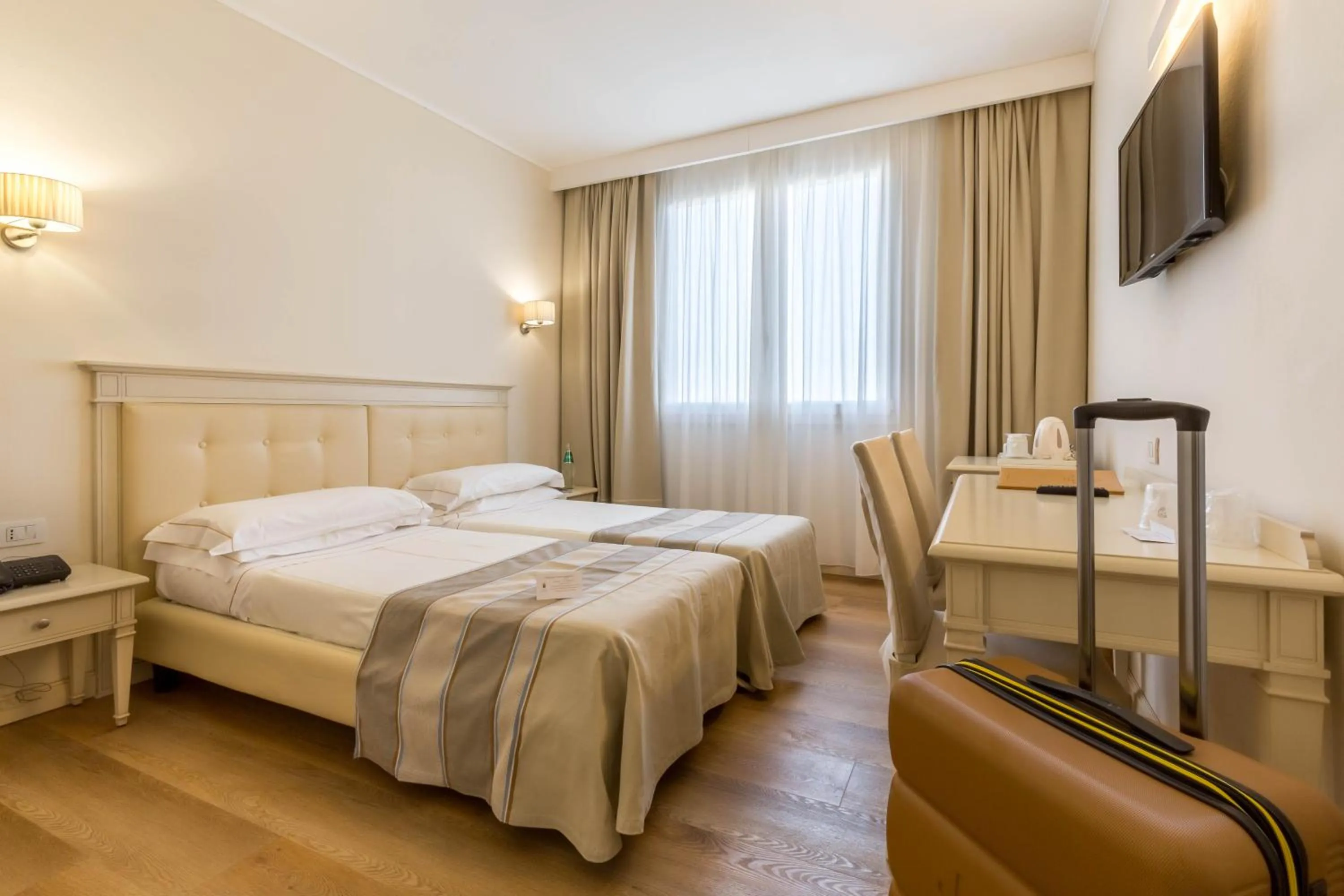 Bedroom, Bed in Hotel Catalunya