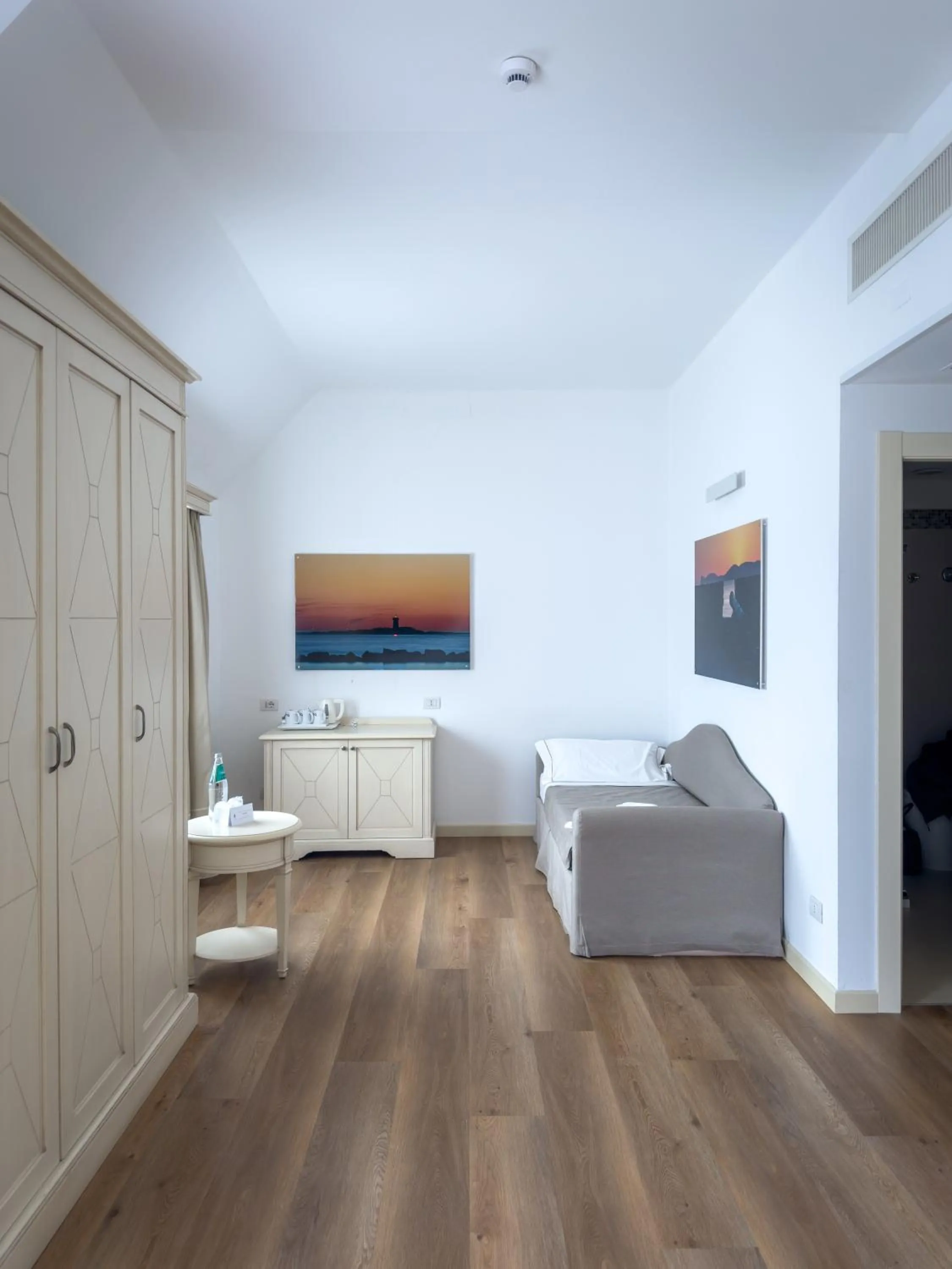 Seating area, Bed in Hotel Catalunya