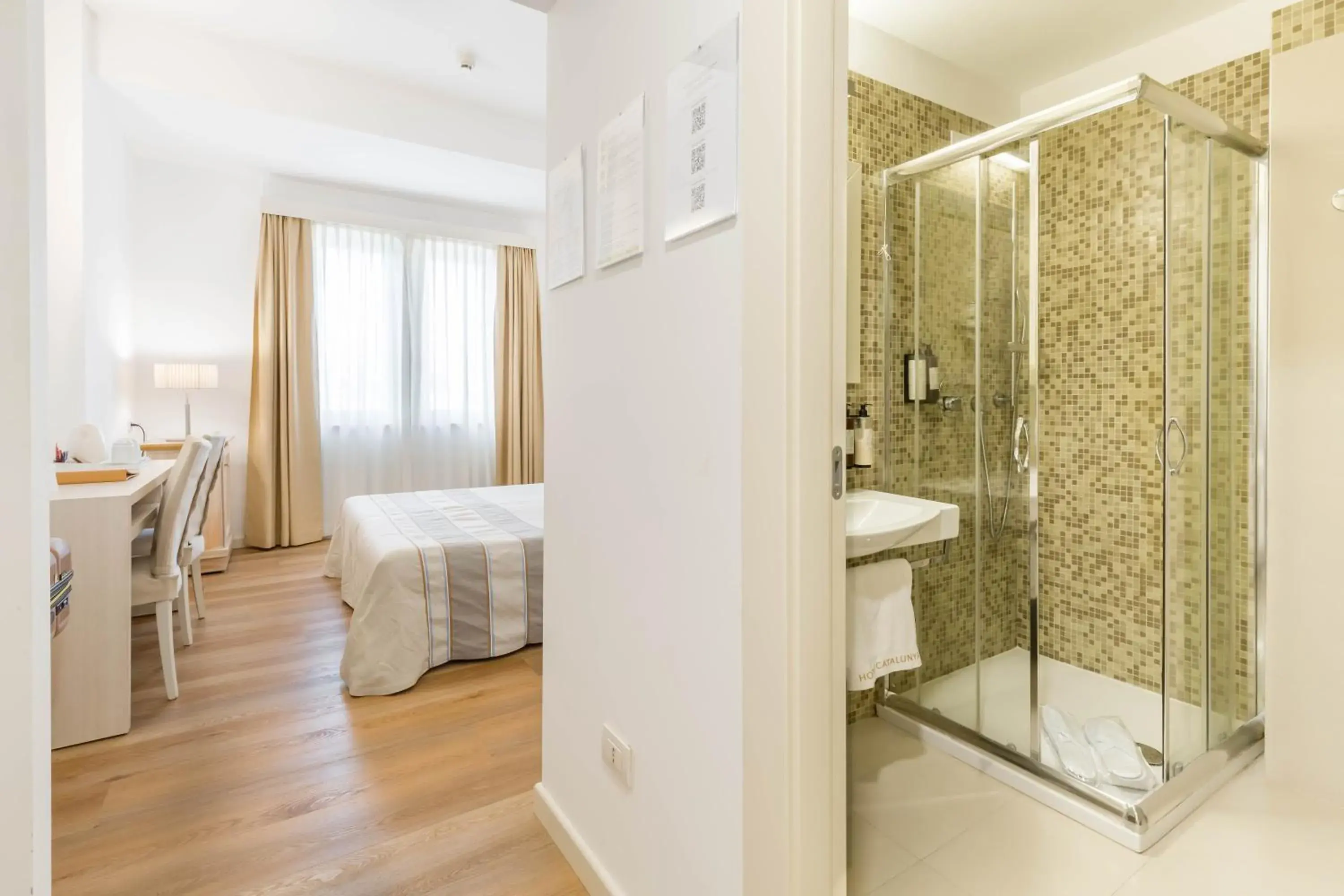 Bathroom, Bed in Hotel Catalunya Bathroom, Bed in Hotel Catalunya