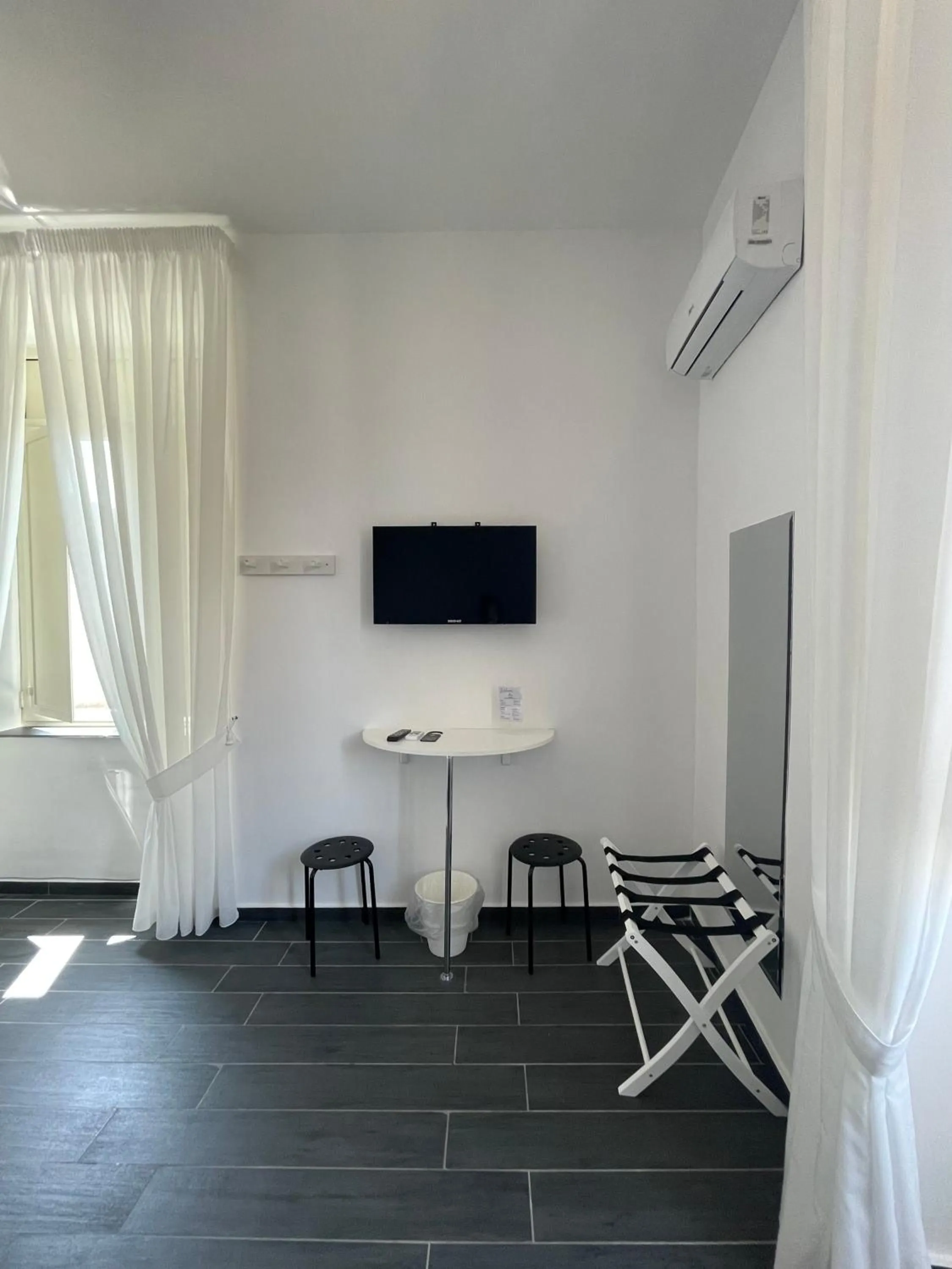 TV and multimedia in Le Porte di Napoli - Rooms