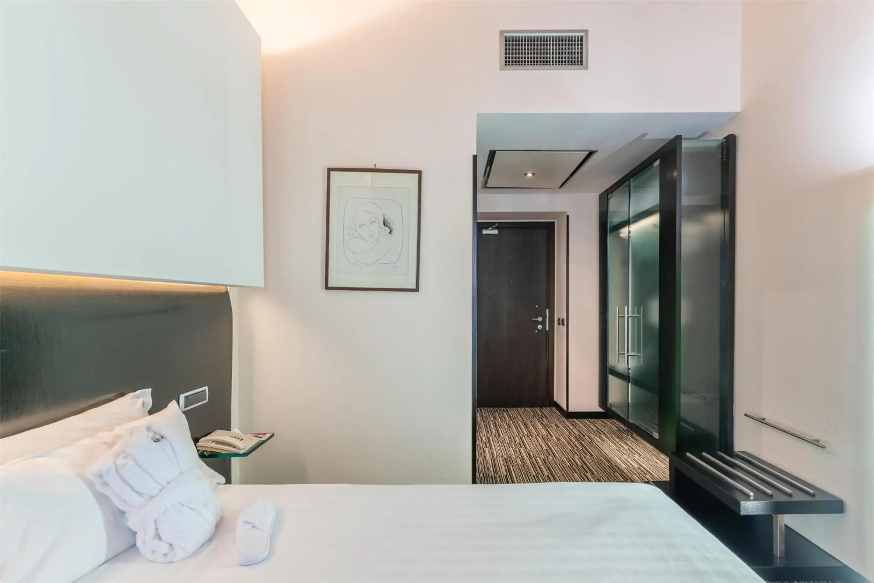 Bathroom, Bed in Best Western Plus Hotel Universo Bathroom, Bed in Best Western Plus Hotel Universo