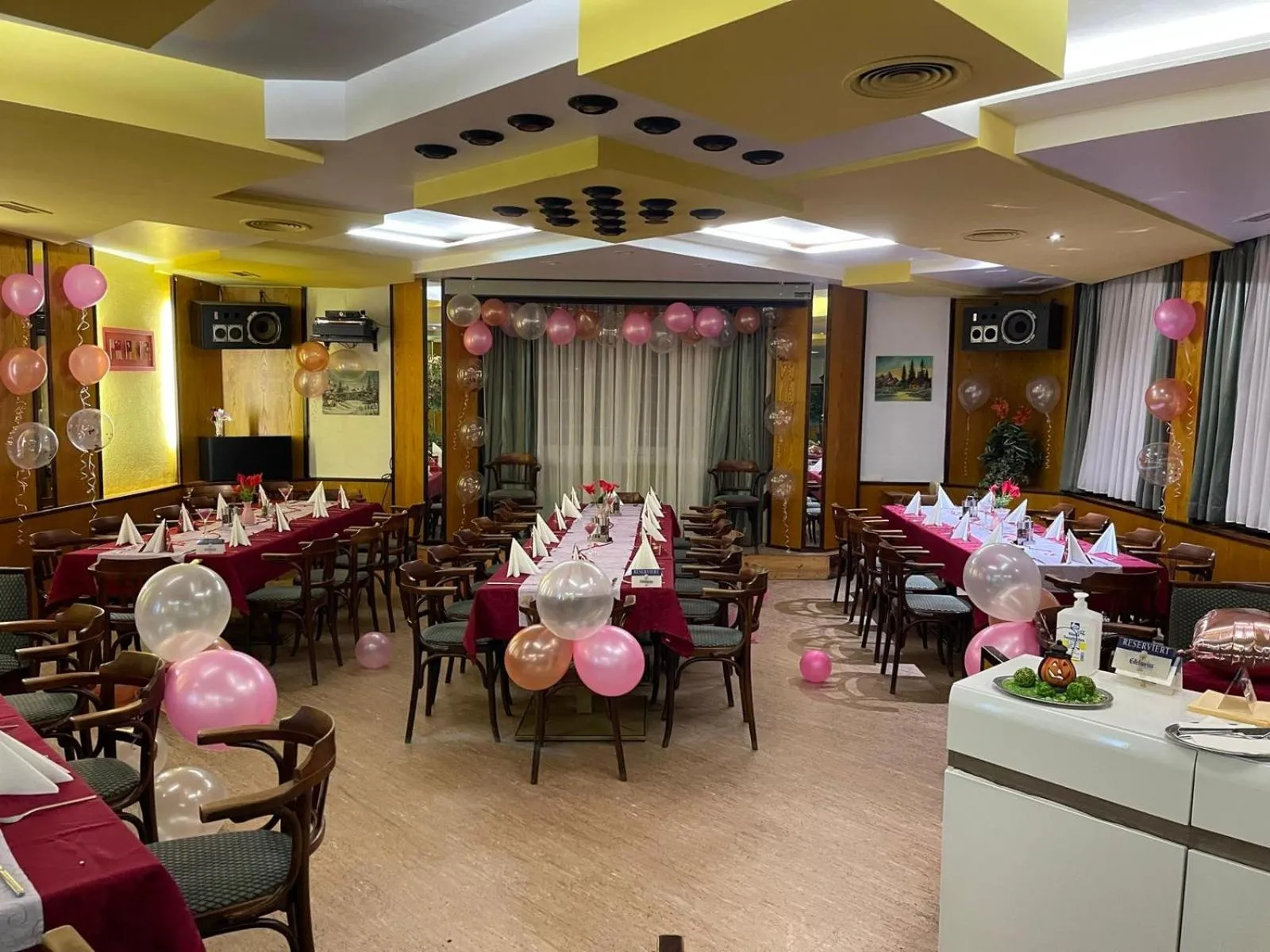 Seating area in Waldrestaurant VIDA