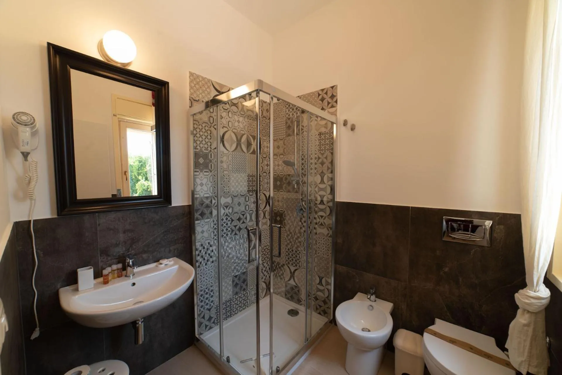 Shower in Borgo Marino Plemmirio