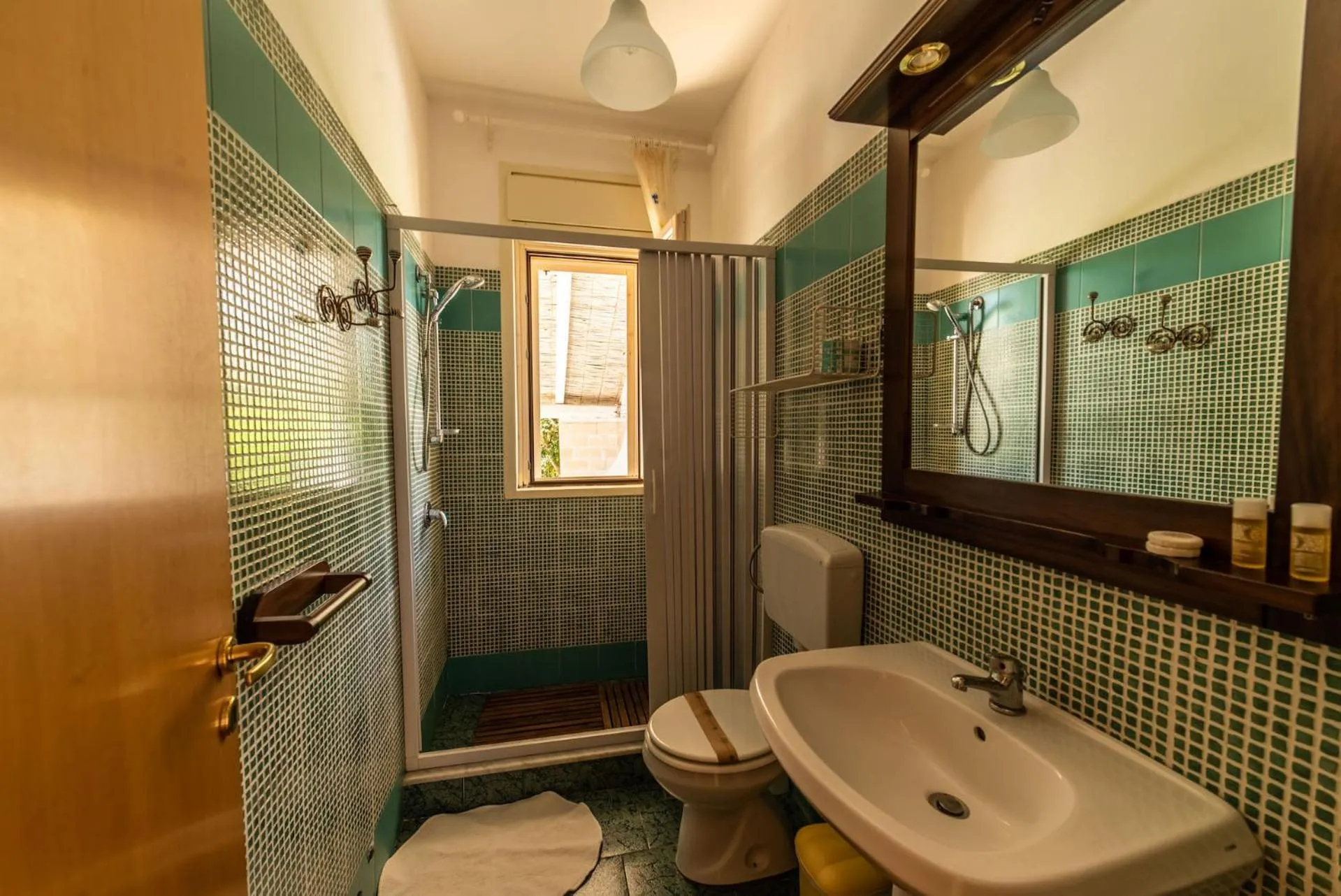 Shower in Borgo Marino Plemmirio