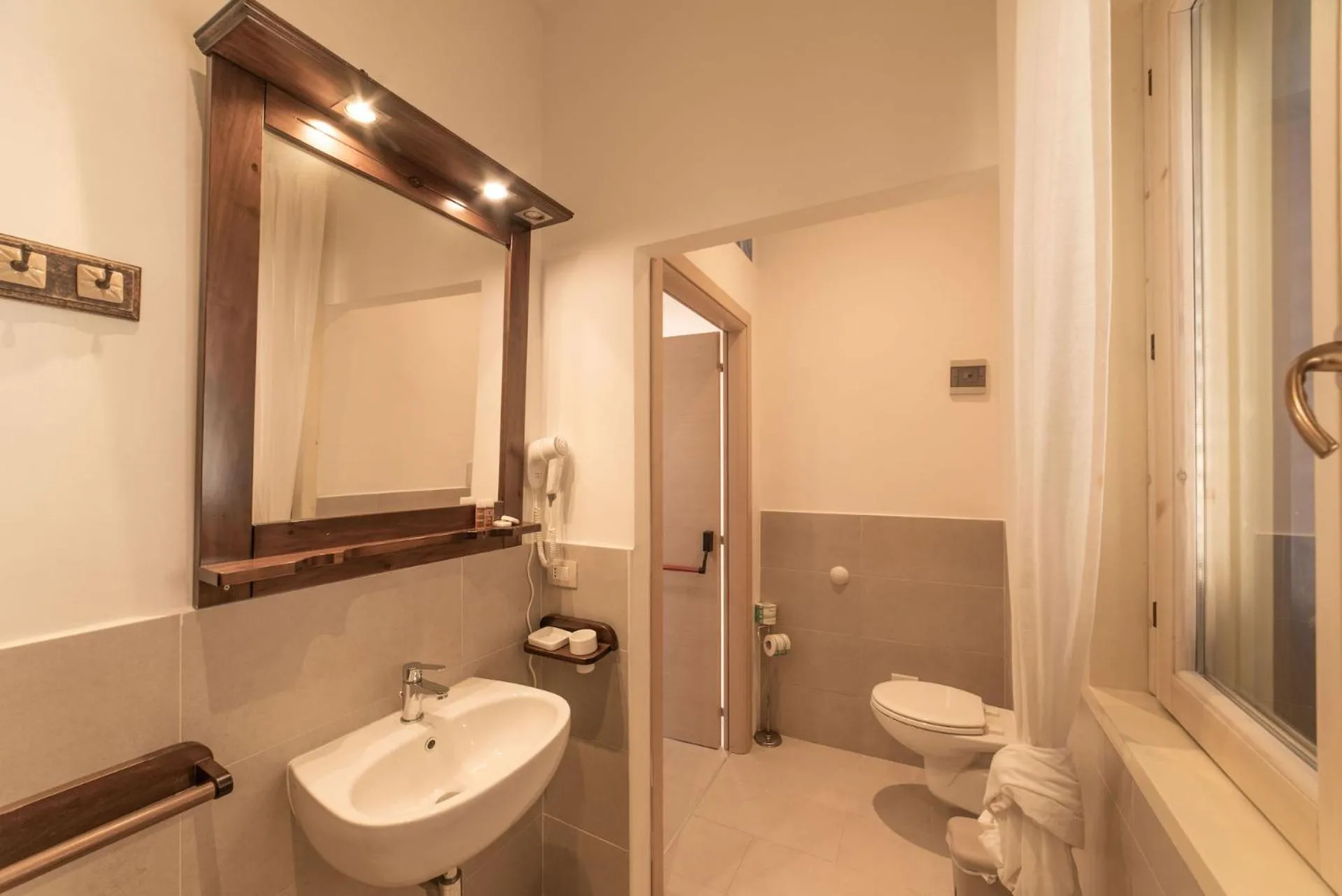Shower in Borgo Marino Plemmirio