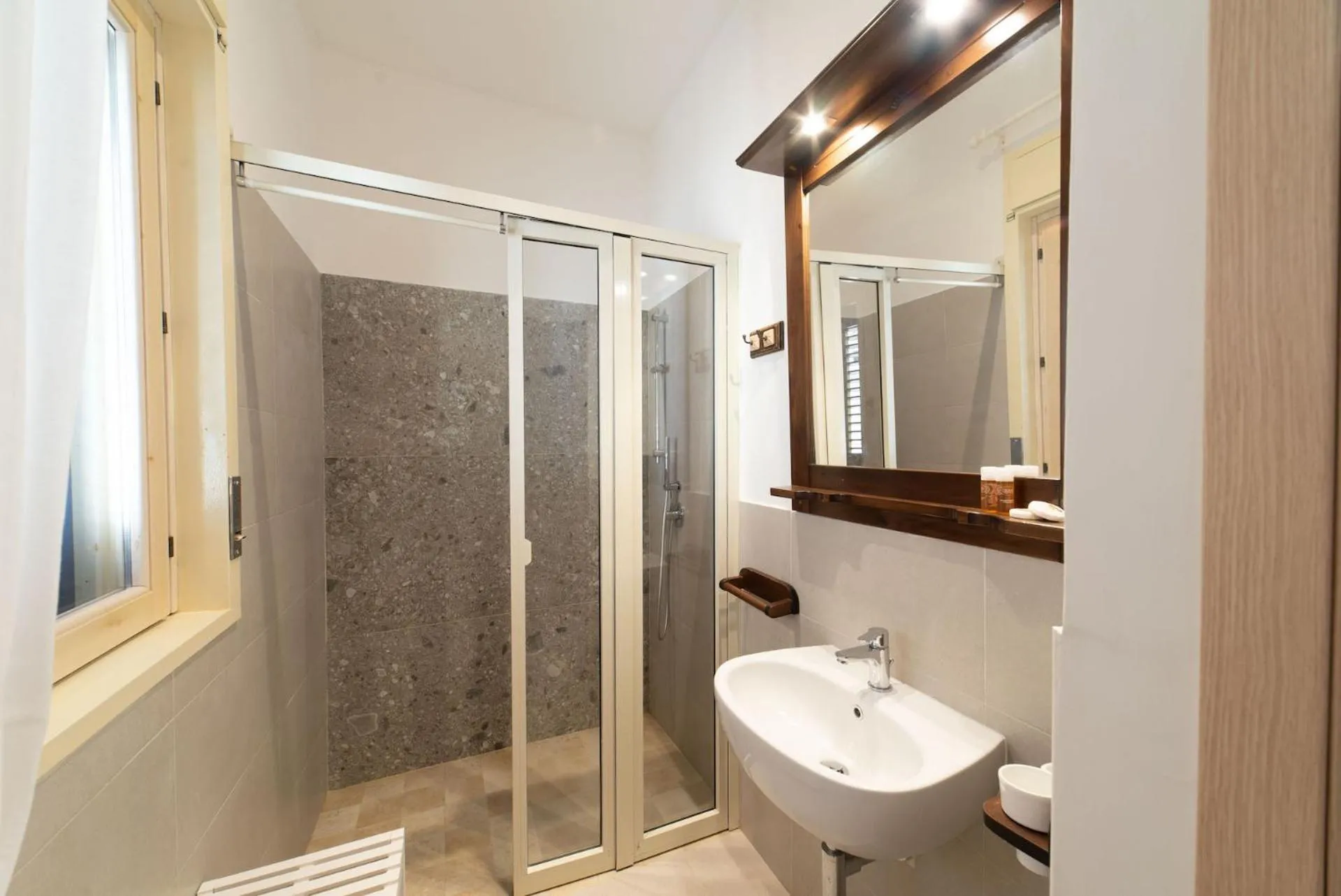 Shower in Borgo Marino Plemmirio