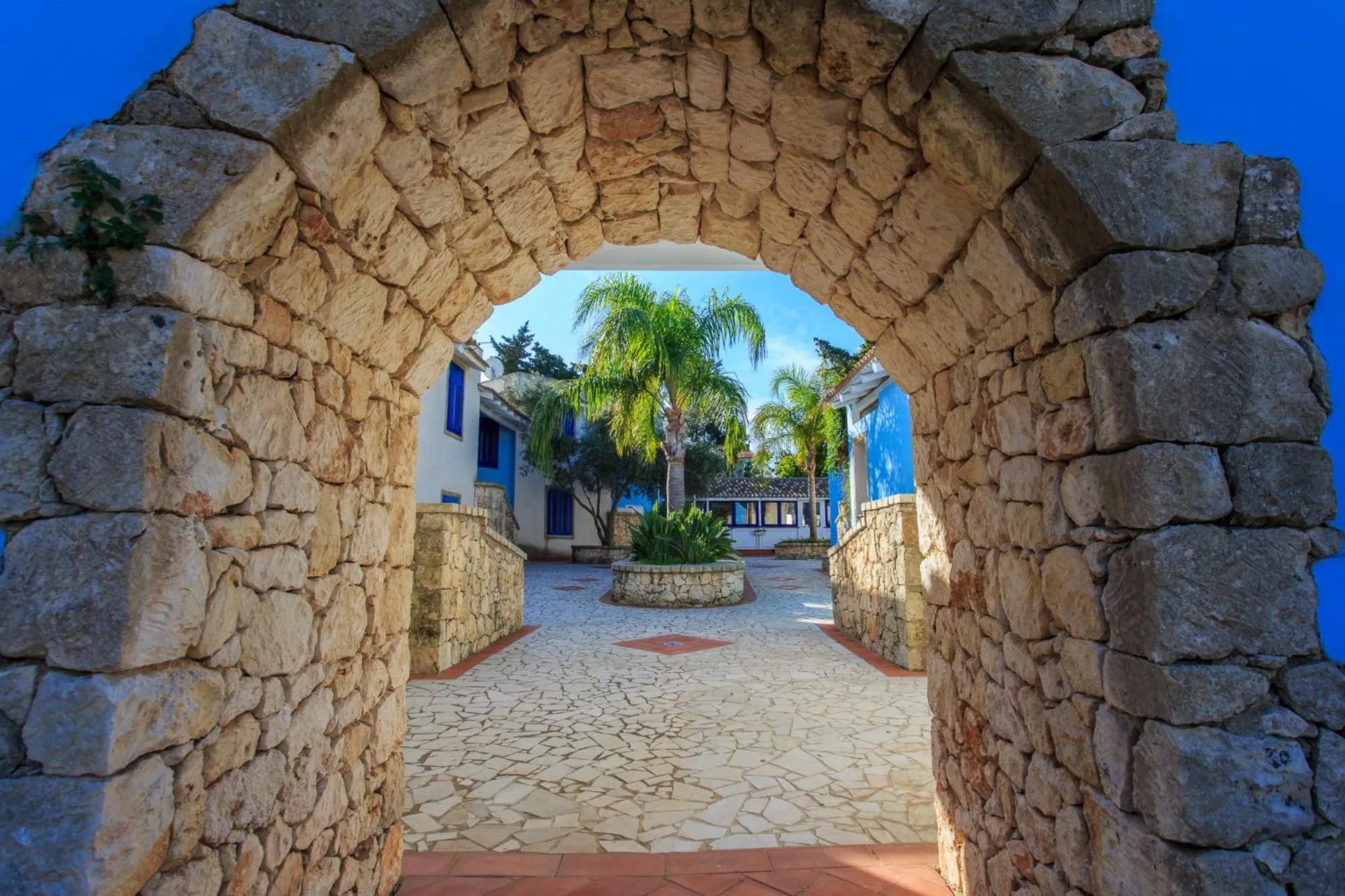 Inner courtyard view in Borgo Marino Plemmirio