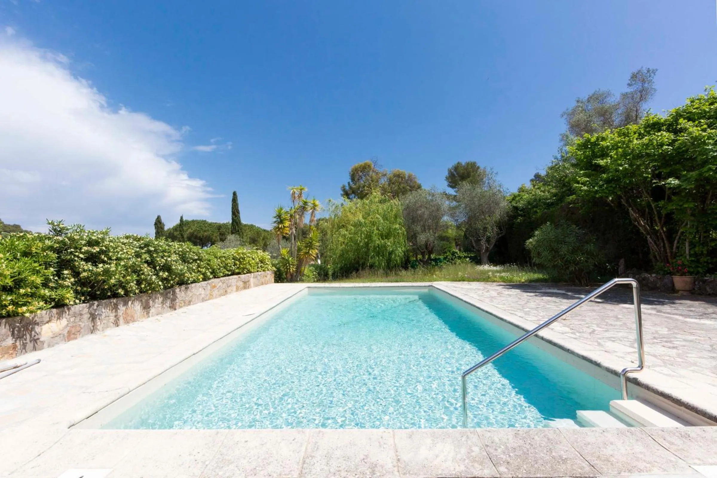 Large Provencal villa with swimming pool in lush greenery LIVE IN CANNES