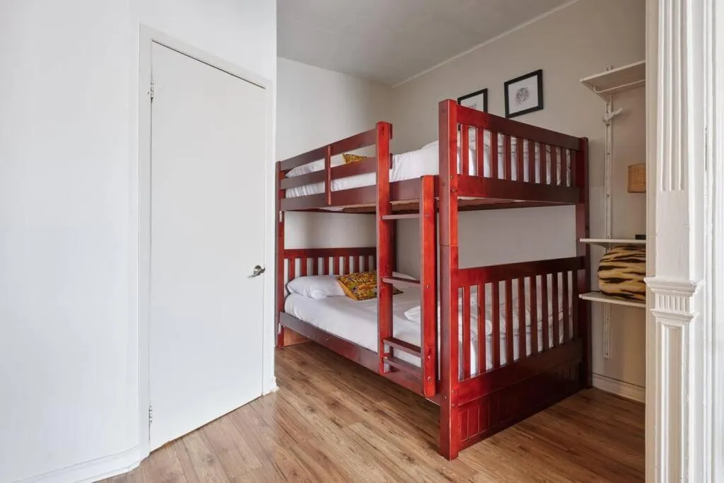 Bed in MtlVacationRentals - MTL ZOO