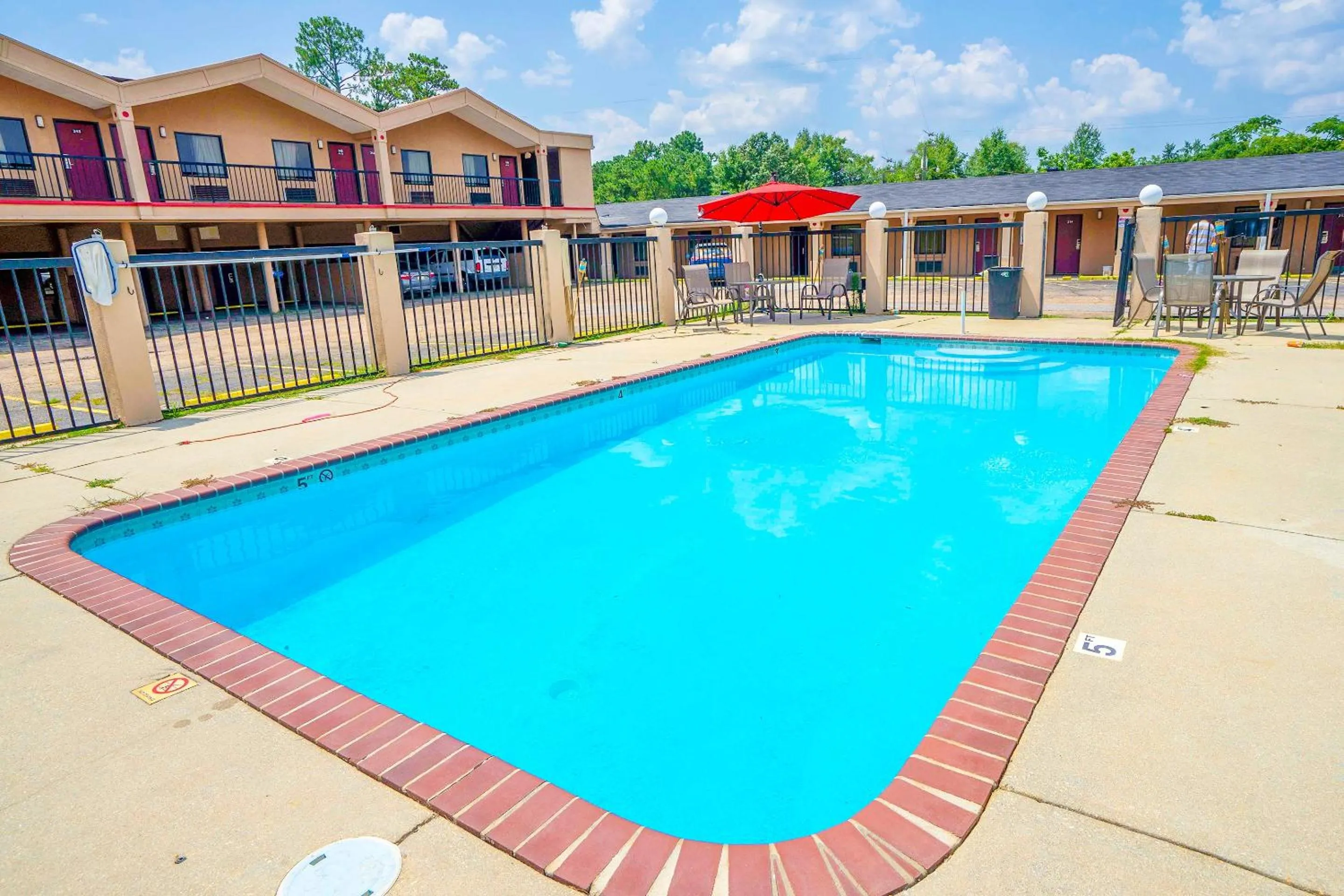 Swimming pool in OYO Hotel Opp AL, Floral Hwy