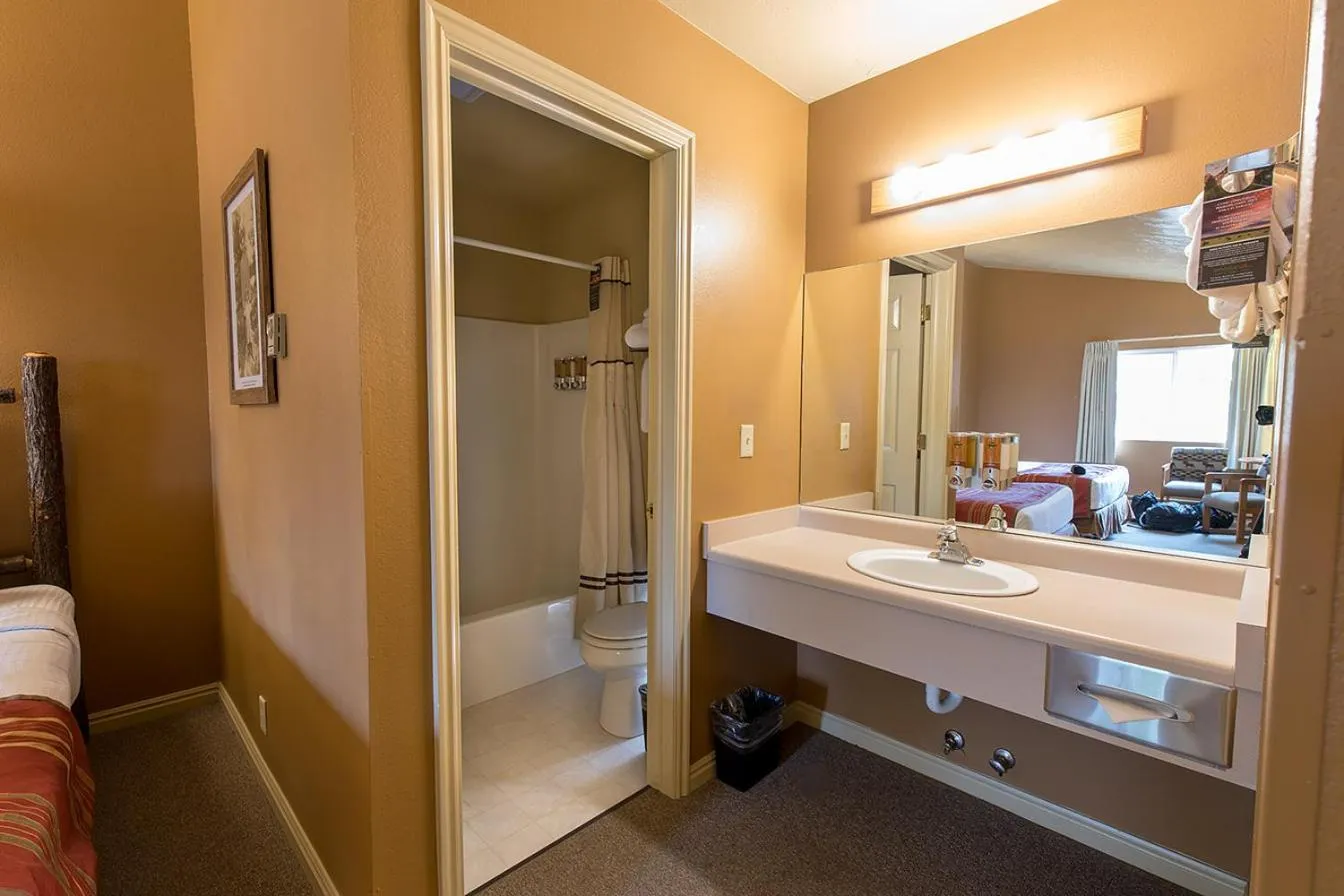 Bathroom, Bed in Headwaters Lodge & Cabins at Flagg Ranch
