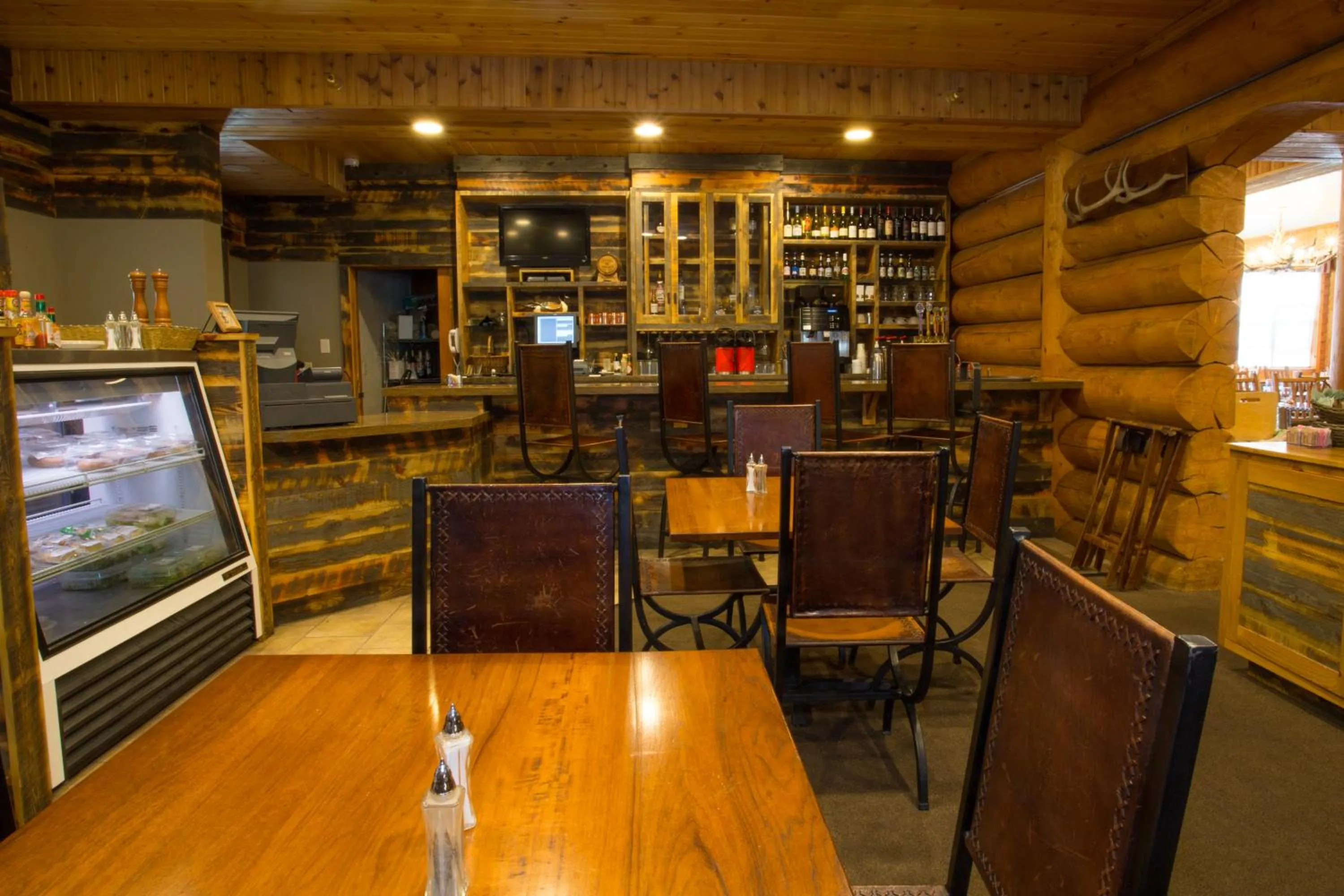 Lounge or bar in Headwaters Lodge & Cabins at Flagg Ranch