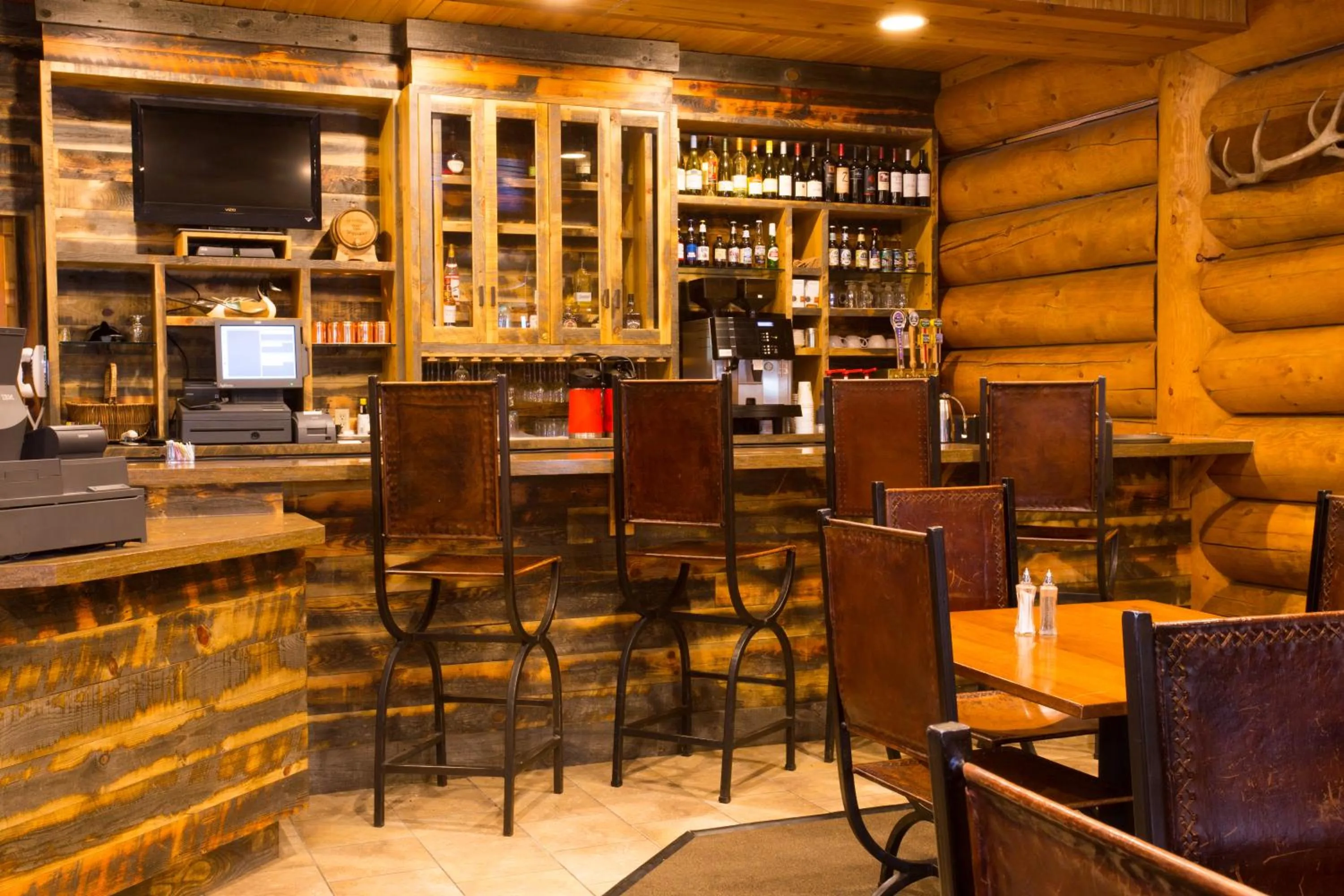 Lounge or bar in Headwaters Lodge & Cabins at Flagg Ranch