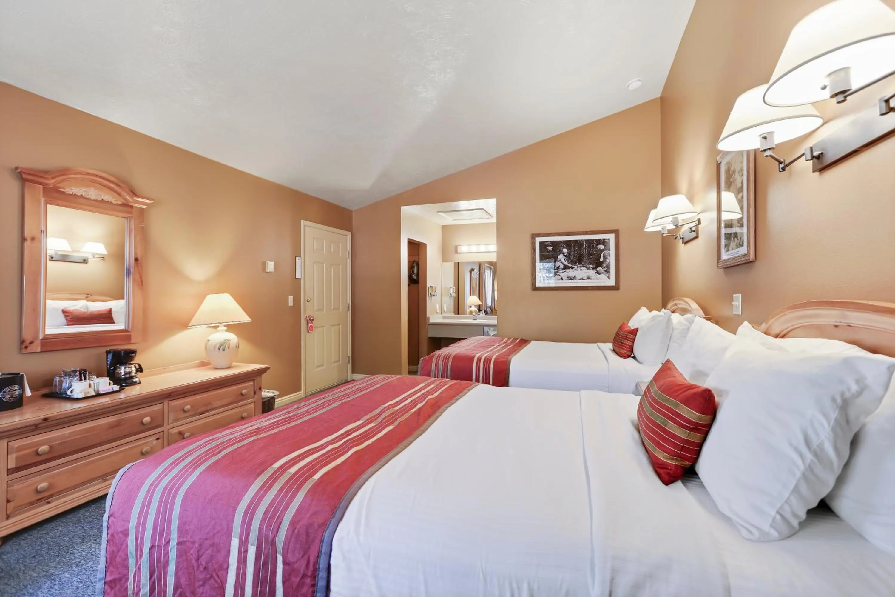 Bedroom, Bed in Headwaters Lodge & Cabins at Flagg Ranch